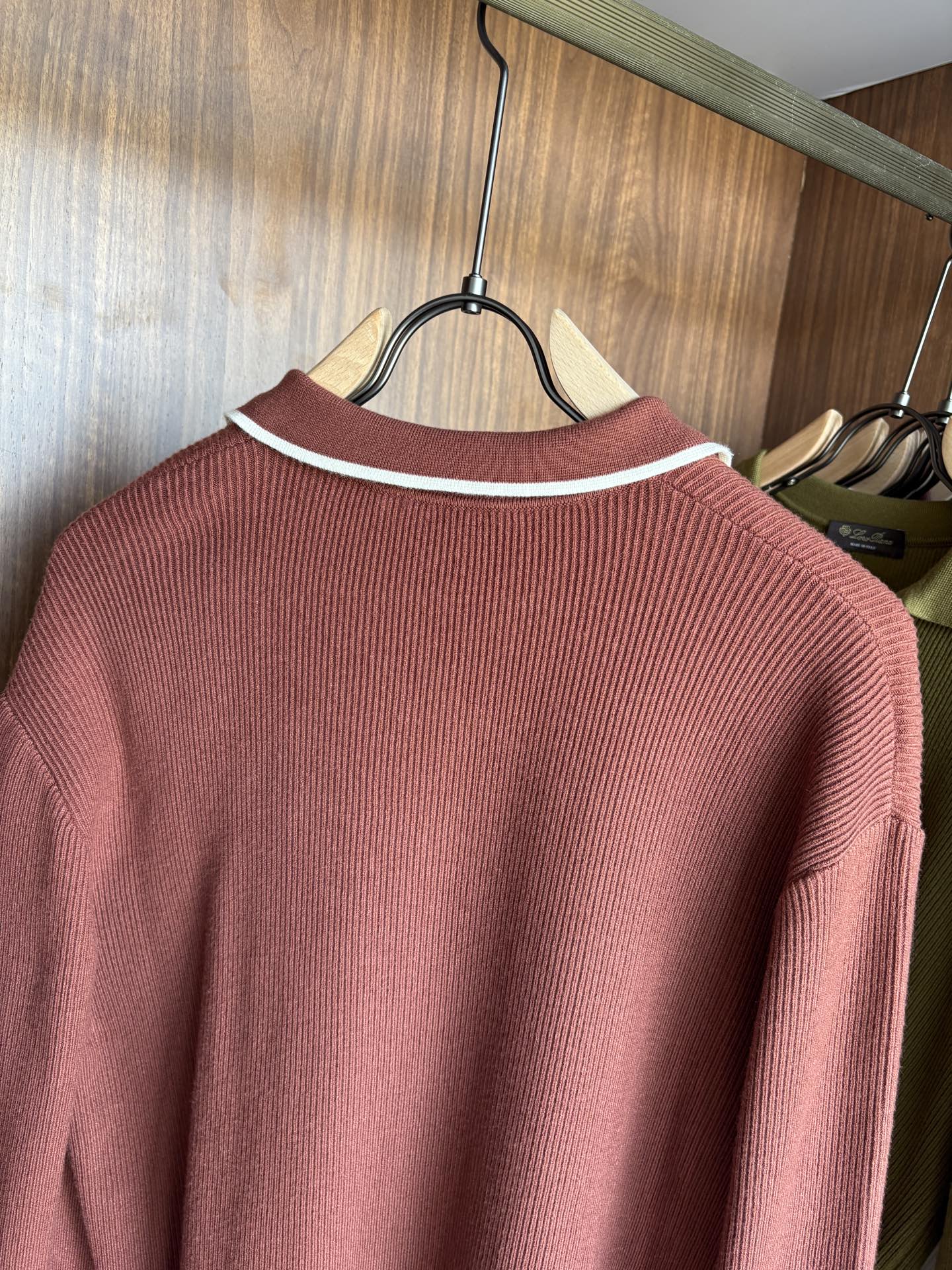 耗时王”菱形提花设计甄选超细优质纱线翻领短袖男士典藏款「耗时王」长袖针织奢雅工艺，触肤即高阶。• 匠心底