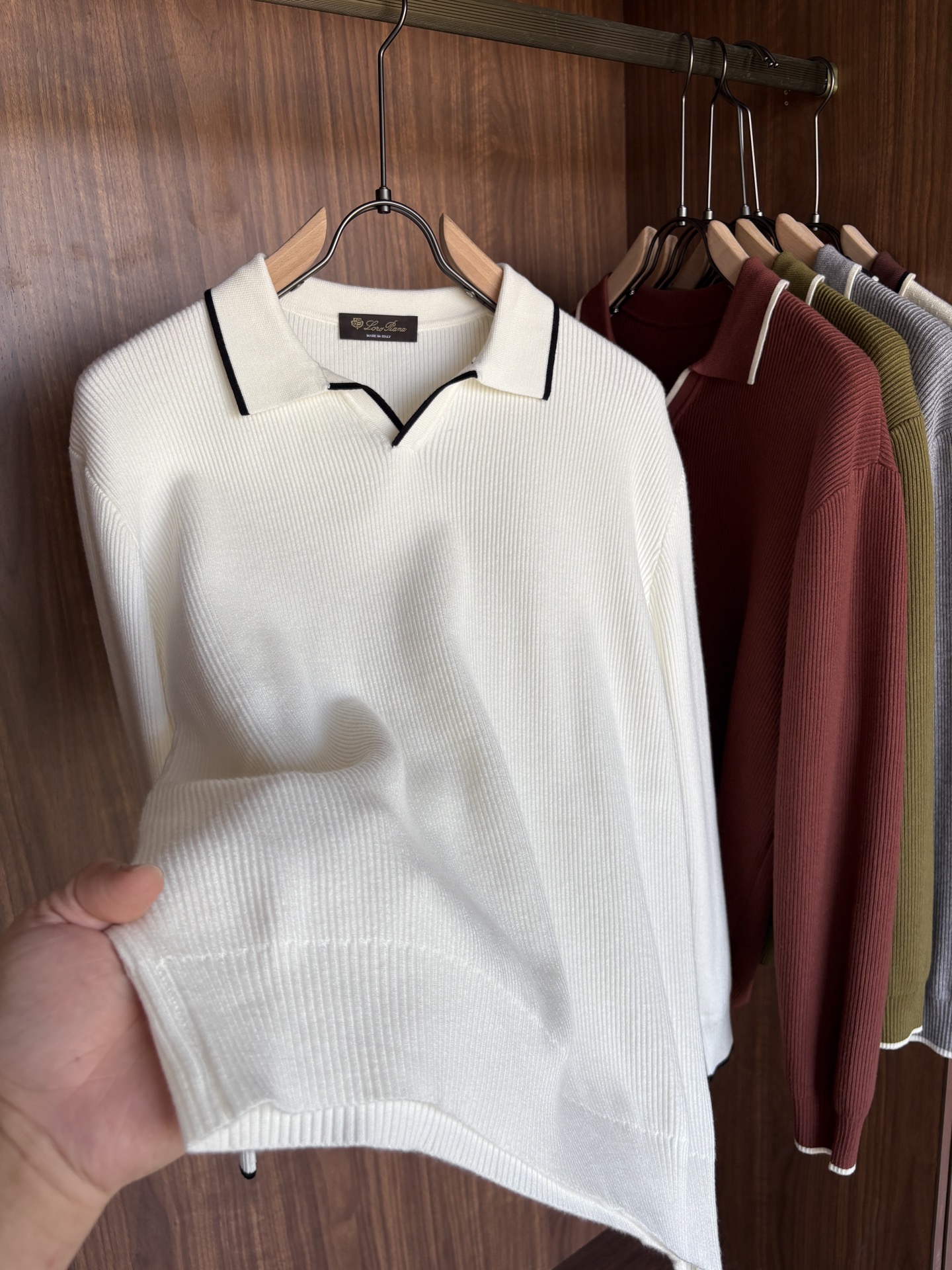 耗时王”菱形提花设计甄选超细优质纱线翻领短袖男士典藏款「耗时王」长袖针织奢雅工艺，触肤即高阶。• 匠心底