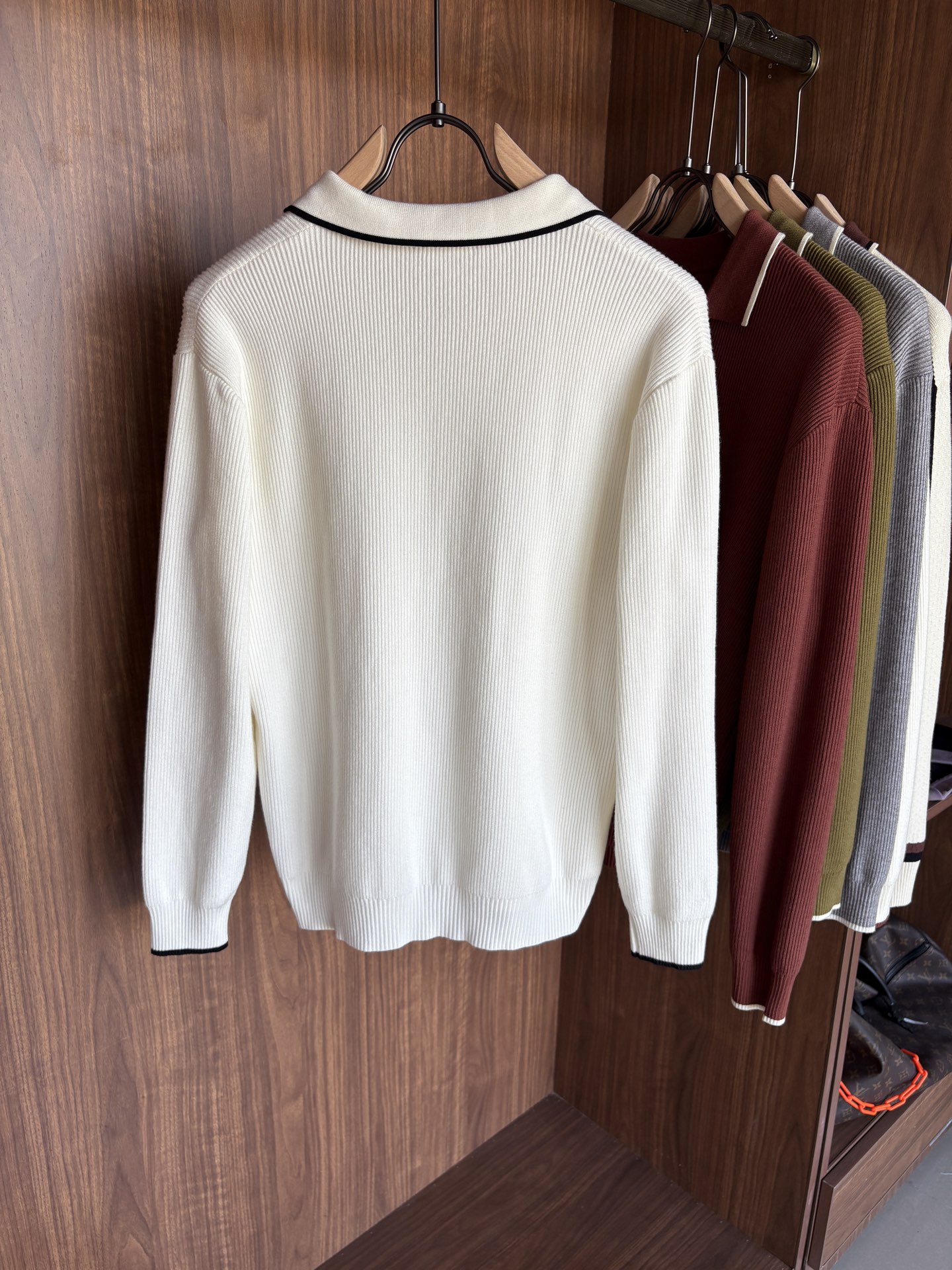 耗时王”菱形提花设计甄选超细优质纱线翻领短袖男士典藏款「耗时王」长袖针织奢雅工艺，触肤即高阶。• 匠心底