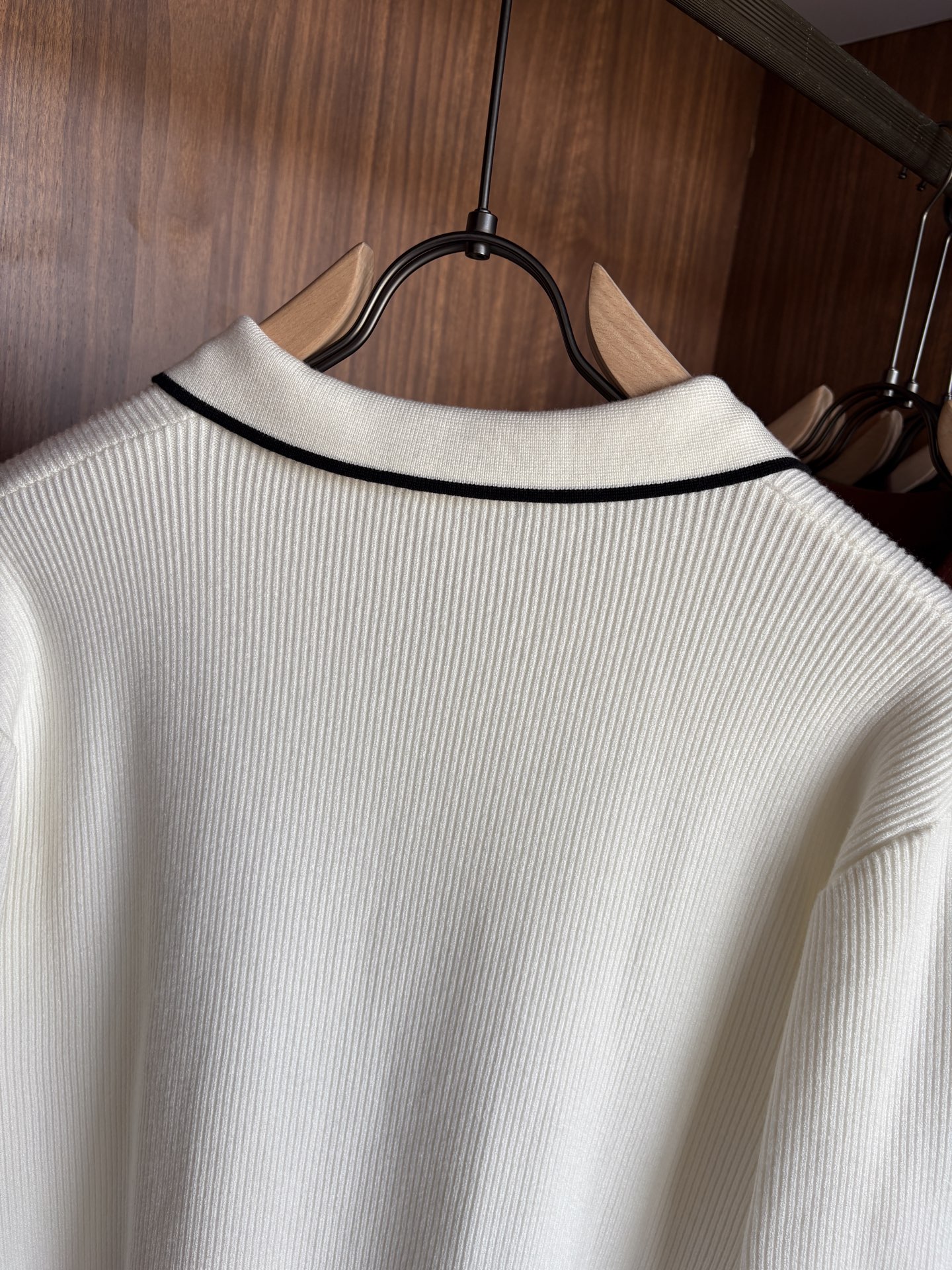 耗时王”菱形提花设计甄选超细优质纱线翻领短袖男士典藏款「耗时王」长袖针织奢雅工艺，触肤即高阶。• 匠心底