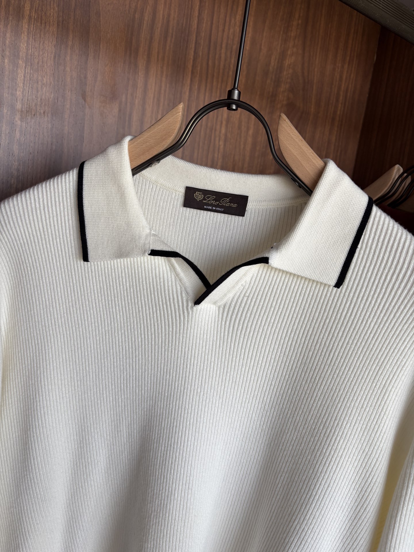 耗时王”菱形提花设计甄选超细优质纱线翻领短袖男士典藏款「耗时王」长袖针织奢雅工艺，触肤即高阶。• 匠心底