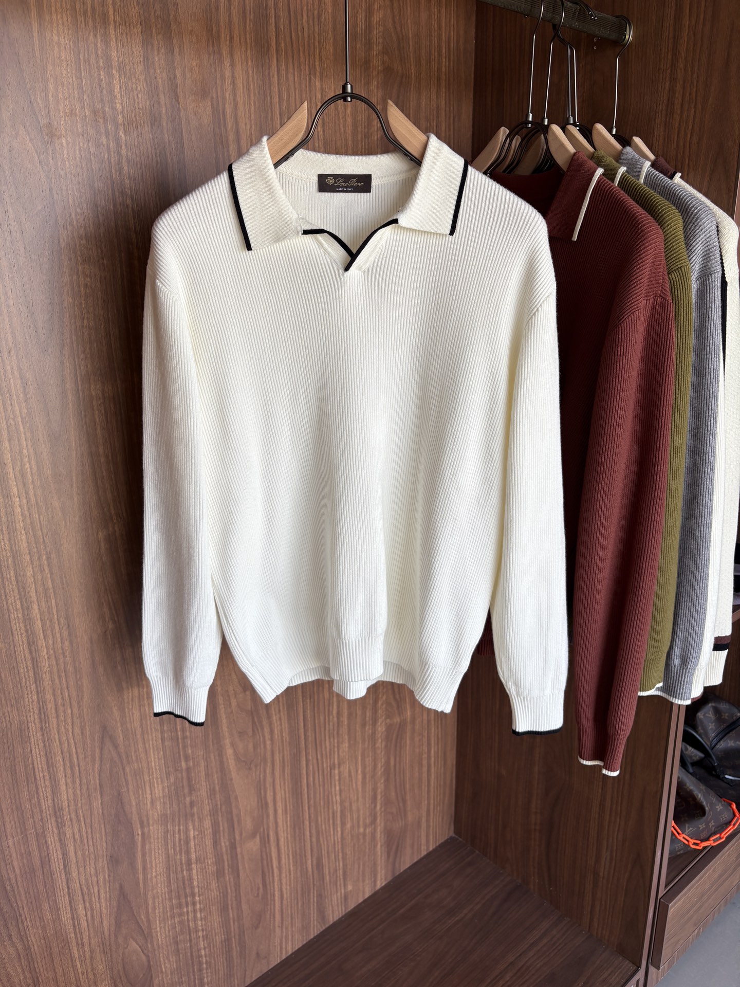 耗时王”菱形提花设计甄选超细优质纱线翻领短袖男士典藏款「耗时王」长袖针织奢雅工艺，触肤即高阶。• 匠心底