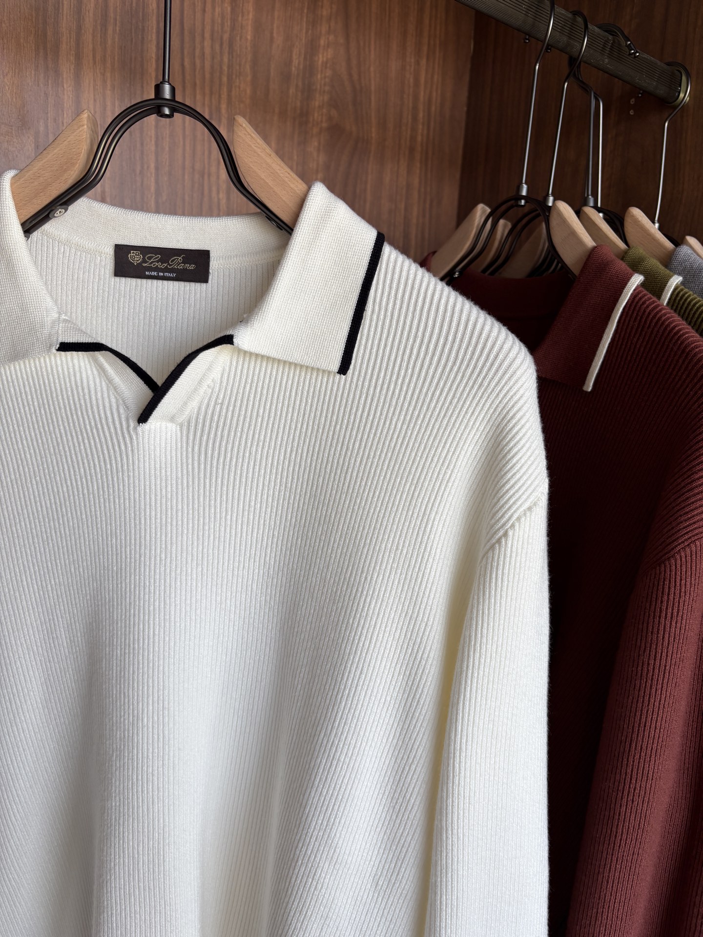 耗时王”菱形提花设计甄选超细优质纱线翻领短袖男士典藏款「耗时王」长袖针织奢雅工艺，触肤即高阶。• 匠心底