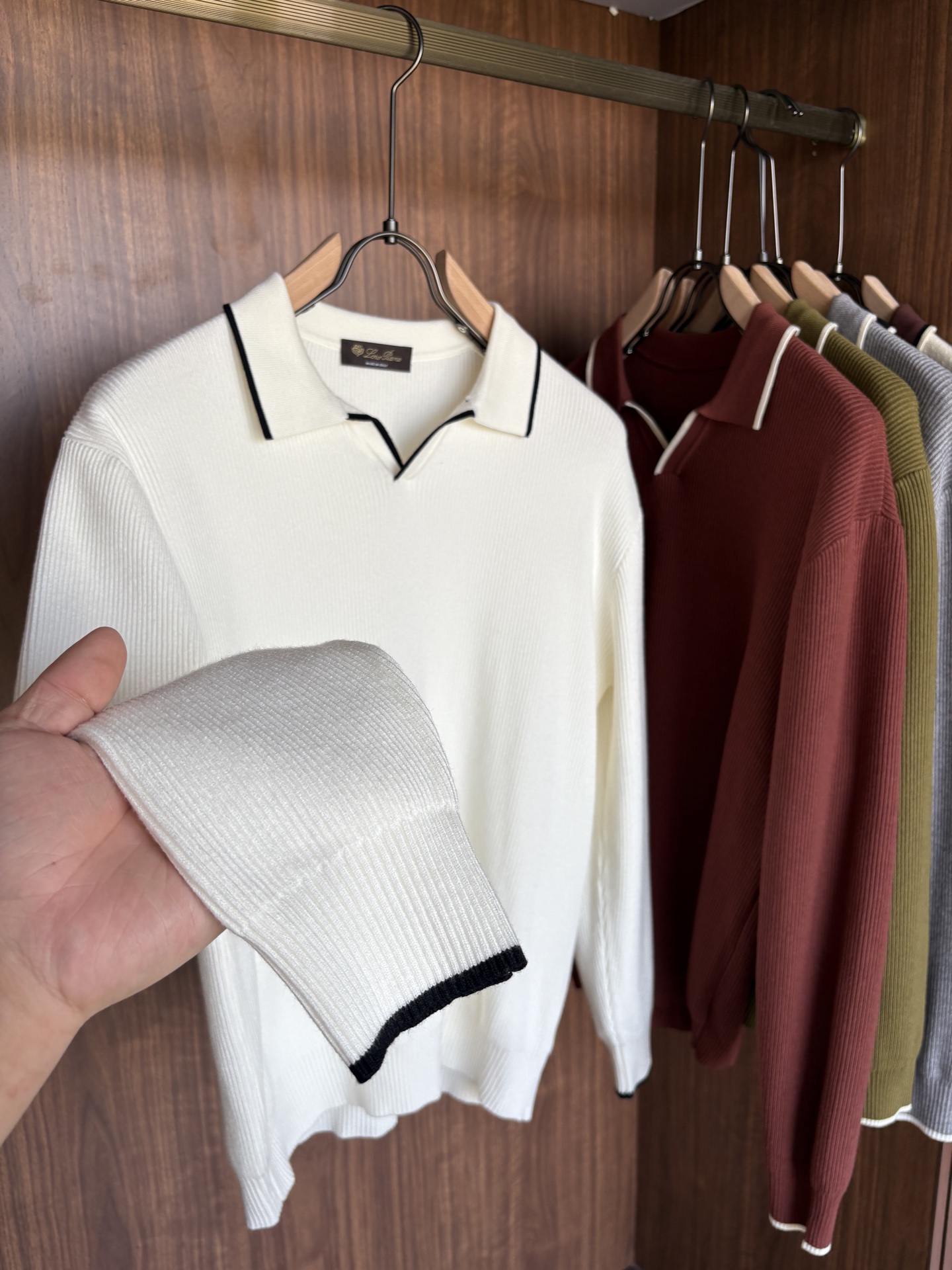 耗时王”菱形提花设计甄选超细优质纱线翻领短袖男士典藏款「耗时王」长袖针织奢雅工艺，触肤即高阶。• 匠心底