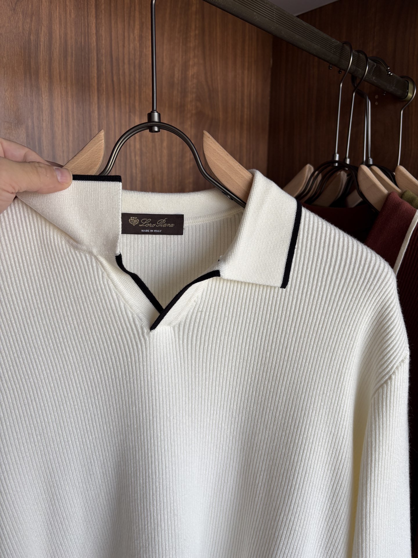 耗时王”菱形提花设计甄选超细优质纱线翻领短袖男士典藏款「耗时王」长袖针织奢雅工艺，触肤即高阶。• 匠心底