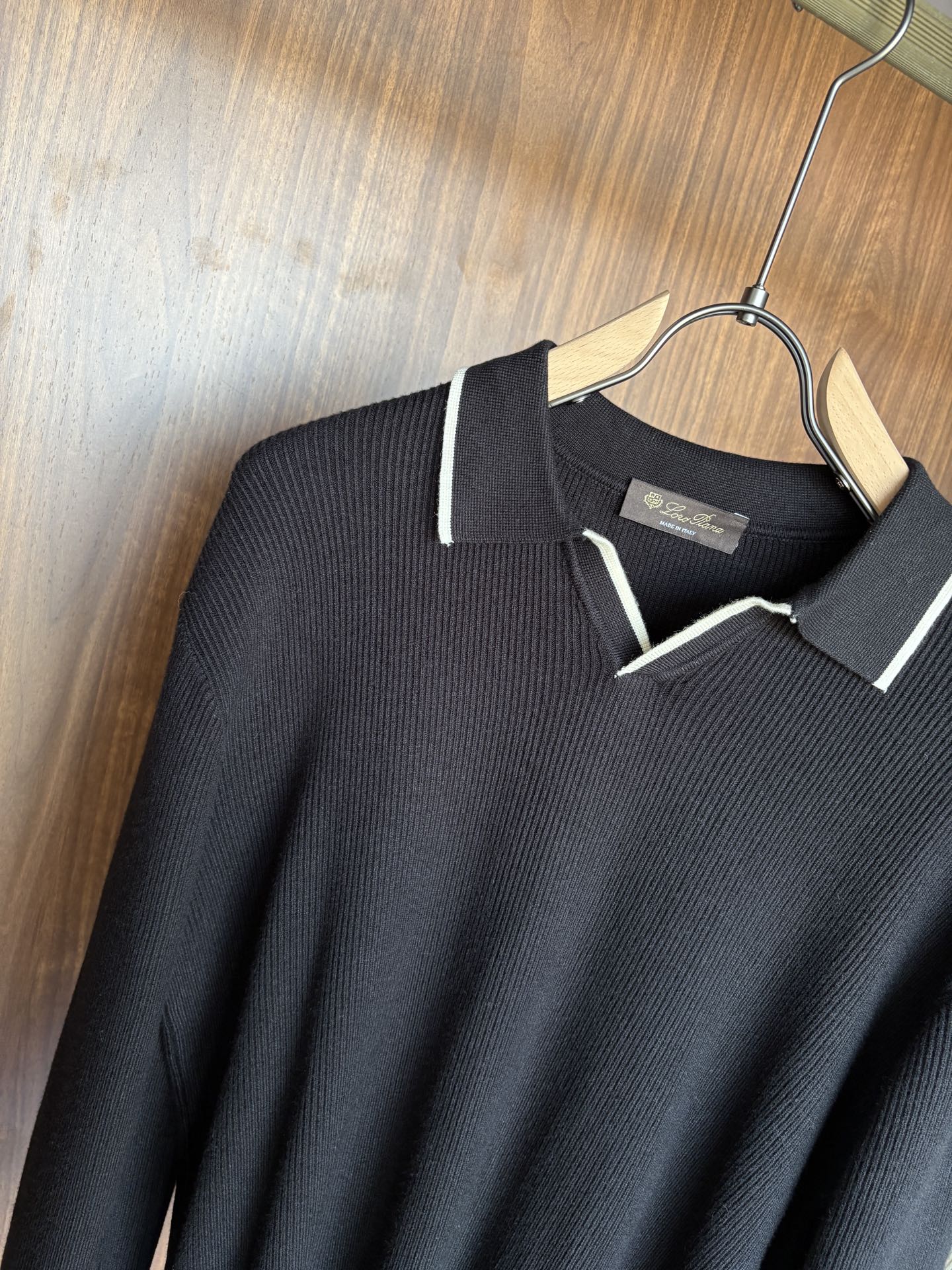 耗时王”菱形提花设计甄选超细优质纱线翻领短袖男士典藏款「耗时王」长袖针织奢雅工艺，触肤即高阶。• 匠心底