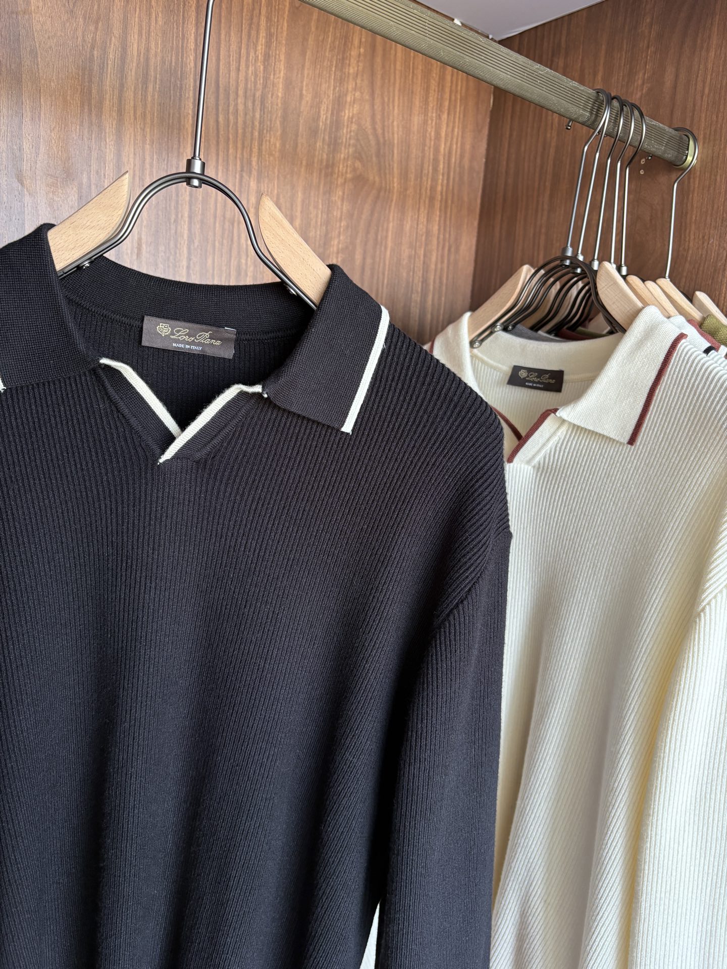 耗时王”菱形提花设计甄选超细优质纱线翻领短袖男士典藏款「耗时王」长袖针织奢雅工艺，触肤即高阶。• 匠心底