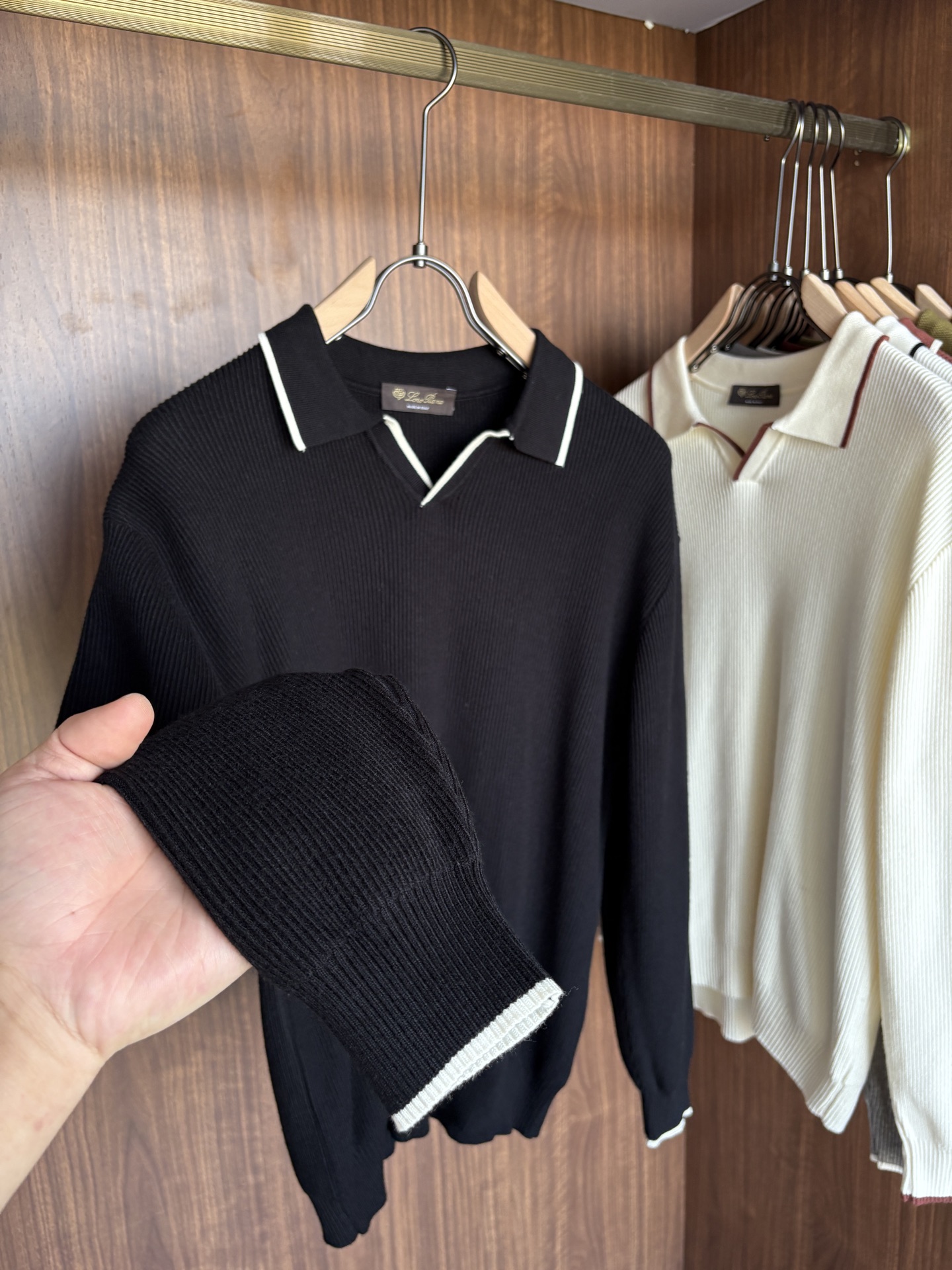 耗时王”菱形提花设计甄选超细优质纱线翻领短袖男士典藏款「耗时王」长袖针织奢雅工艺，触肤即高阶。• 匠心底