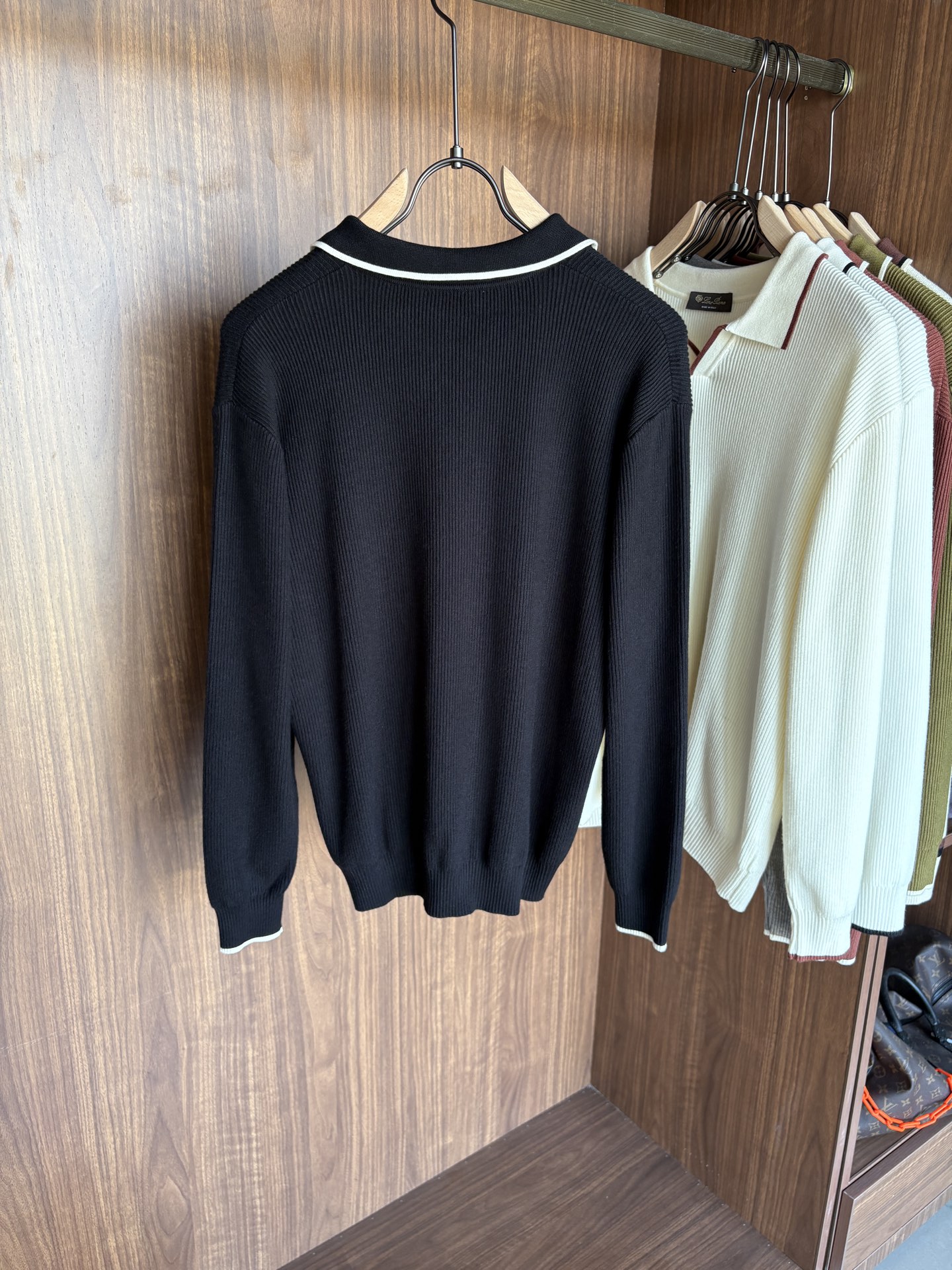 耗时王”菱形提花设计甄选超细优质纱线翻领短袖男士典藏款「耗时王」长袖针织奢雅工艺，触肤即高阶。• 匠心底