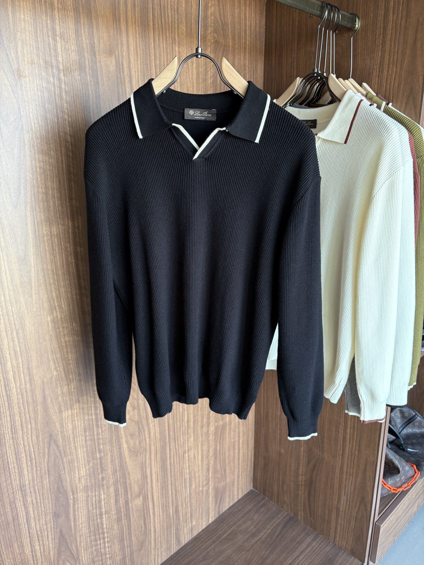 耗时王”菱形提花设计甄选超细优质纱线翻领短袖男士典藏款「耗时王」长袖针织奢雅工艺，触肤即高阶。• 匠心底