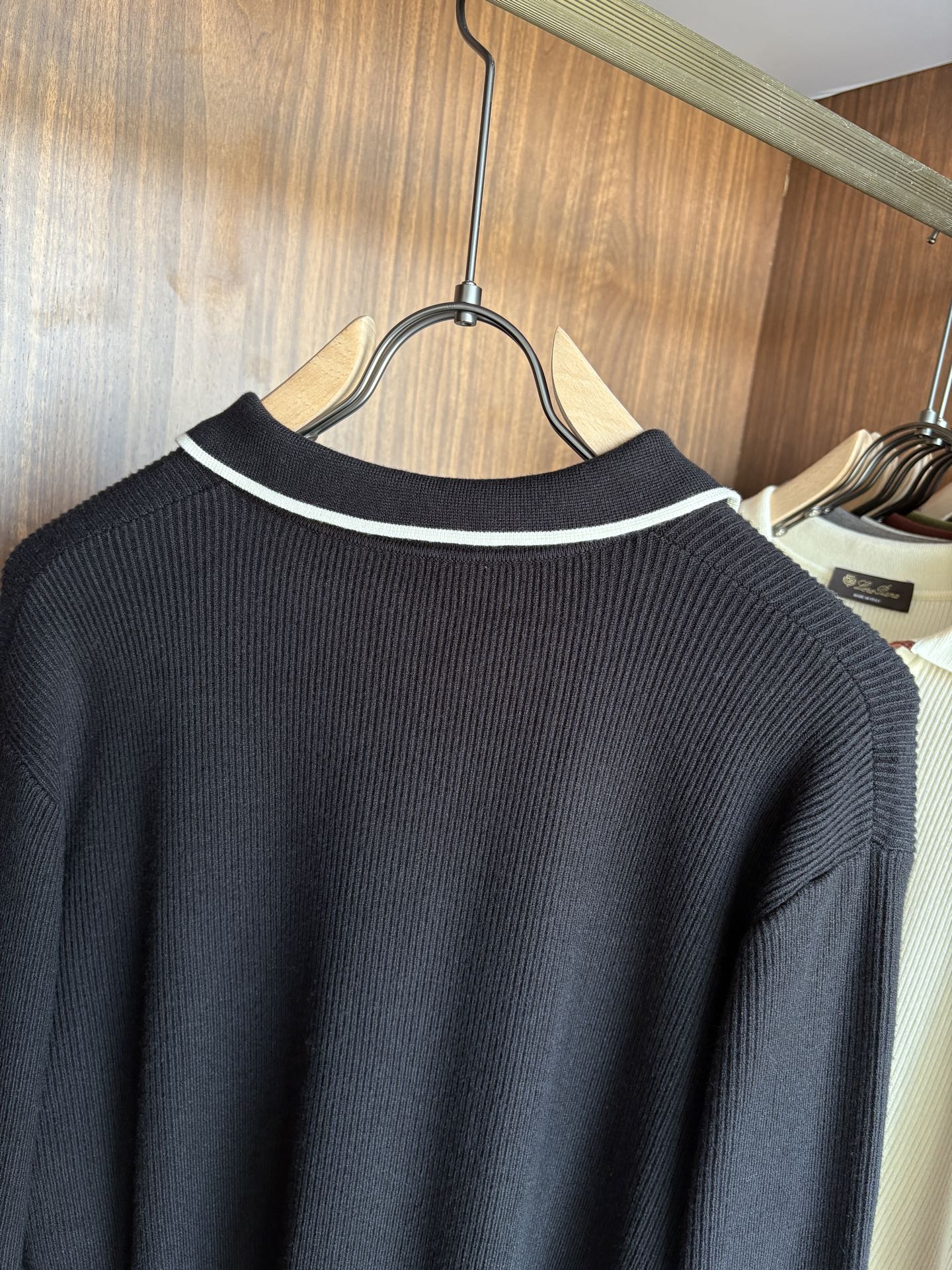 耗时王”菱形提花设计甄选超细优质纱线翻领短袖男士典藏款「耗时王」长袖针织奢雅工艺，触肤即高阶。• 匠心底