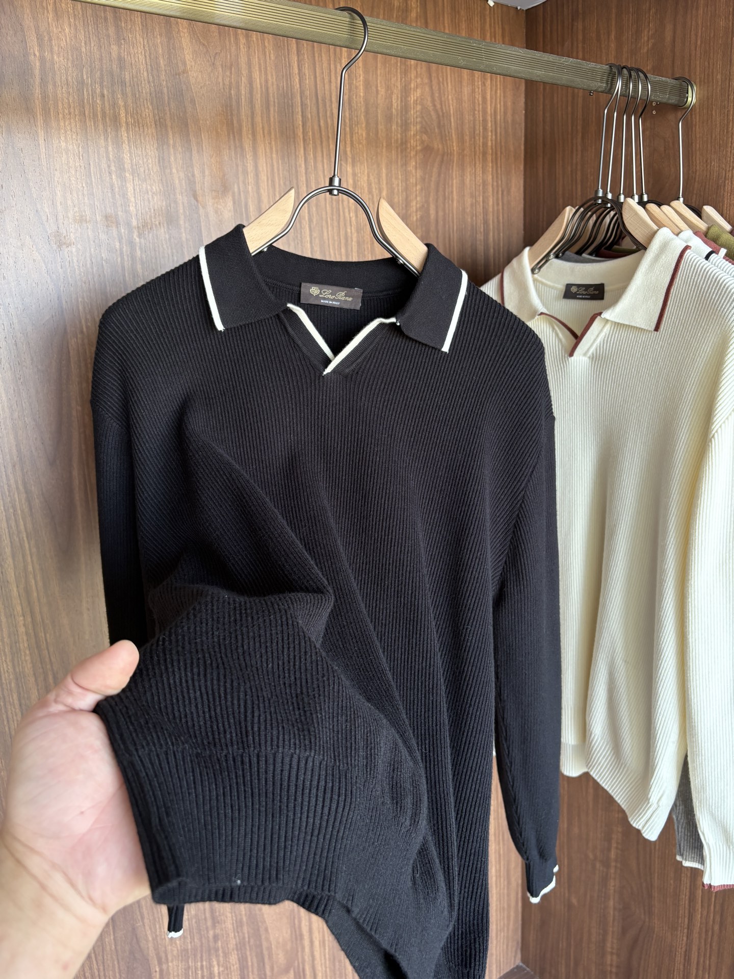 耗时王”菱形提花设计甄选超细优质纱线翻领短袖男士典藏款「耗时王」长袖针织奢雅工艺，触肤即高阶。• 匠心底