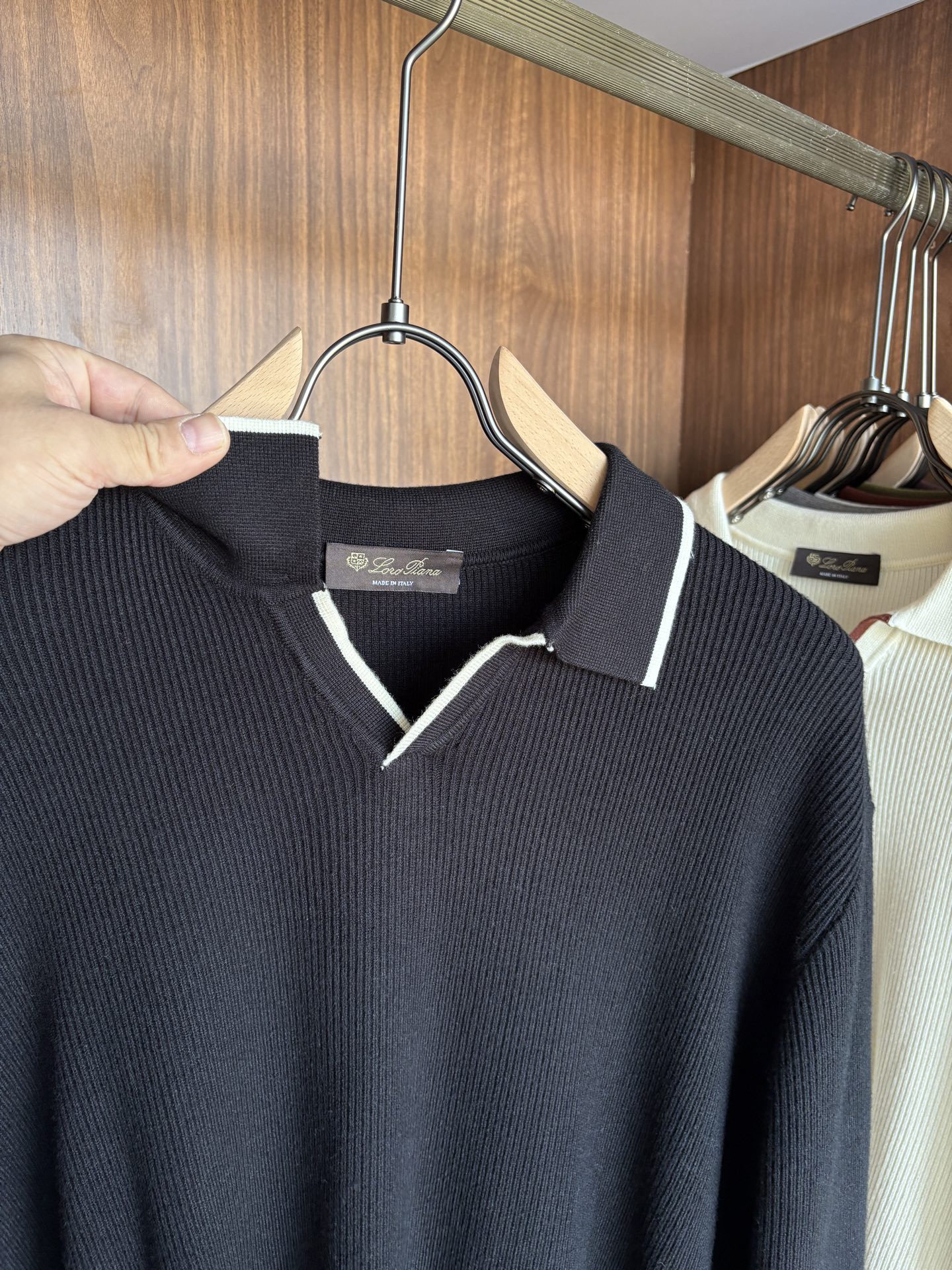 耗时王”菱形提花设计甄选超细优质纱线翻领短袖男士典藏款「耗时王」长袖针织奢雅工艺，触肤即高阶。• 匠心底