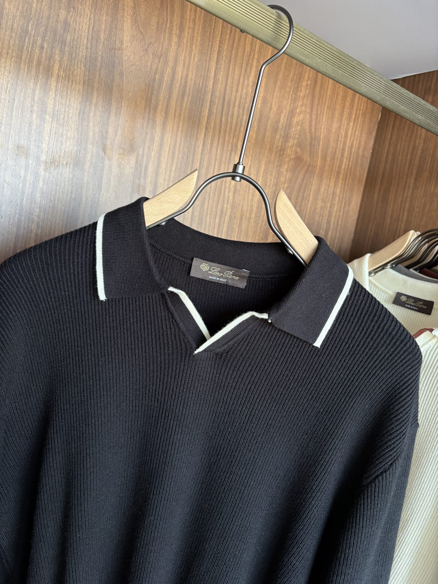 耗时王”菱形提花设计甄选超细优质纱线翻领短袖男士典藏款「耗时王」长袖针织奢雅工艺，触肤即高阶。• 匠心底