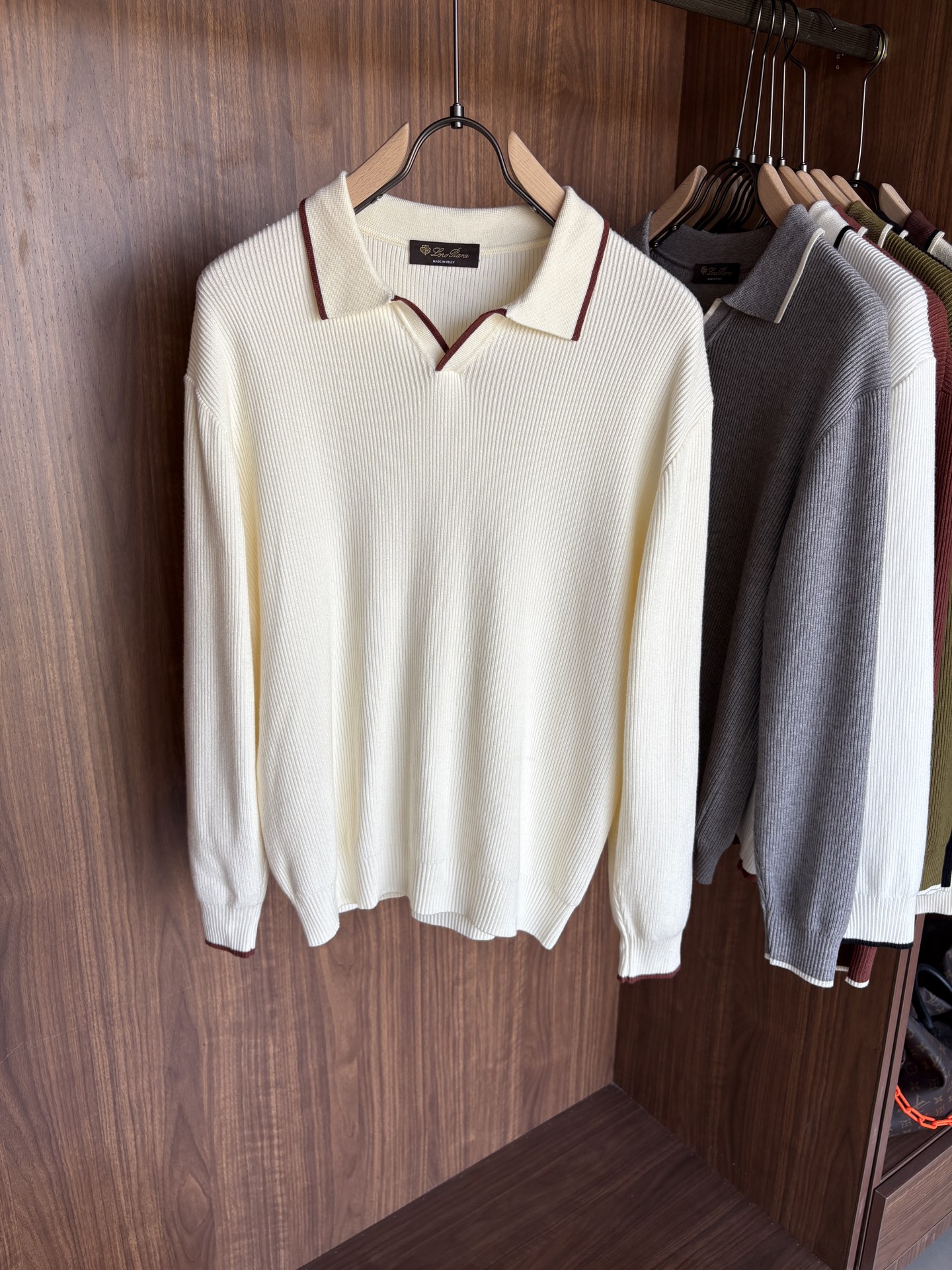 耗时王”菱形提花设计甄选超细优质纱线翻领短袖男士典藏款「耗时王」长袖针织奢雅工艺，触肤即高阶。• 匠心底