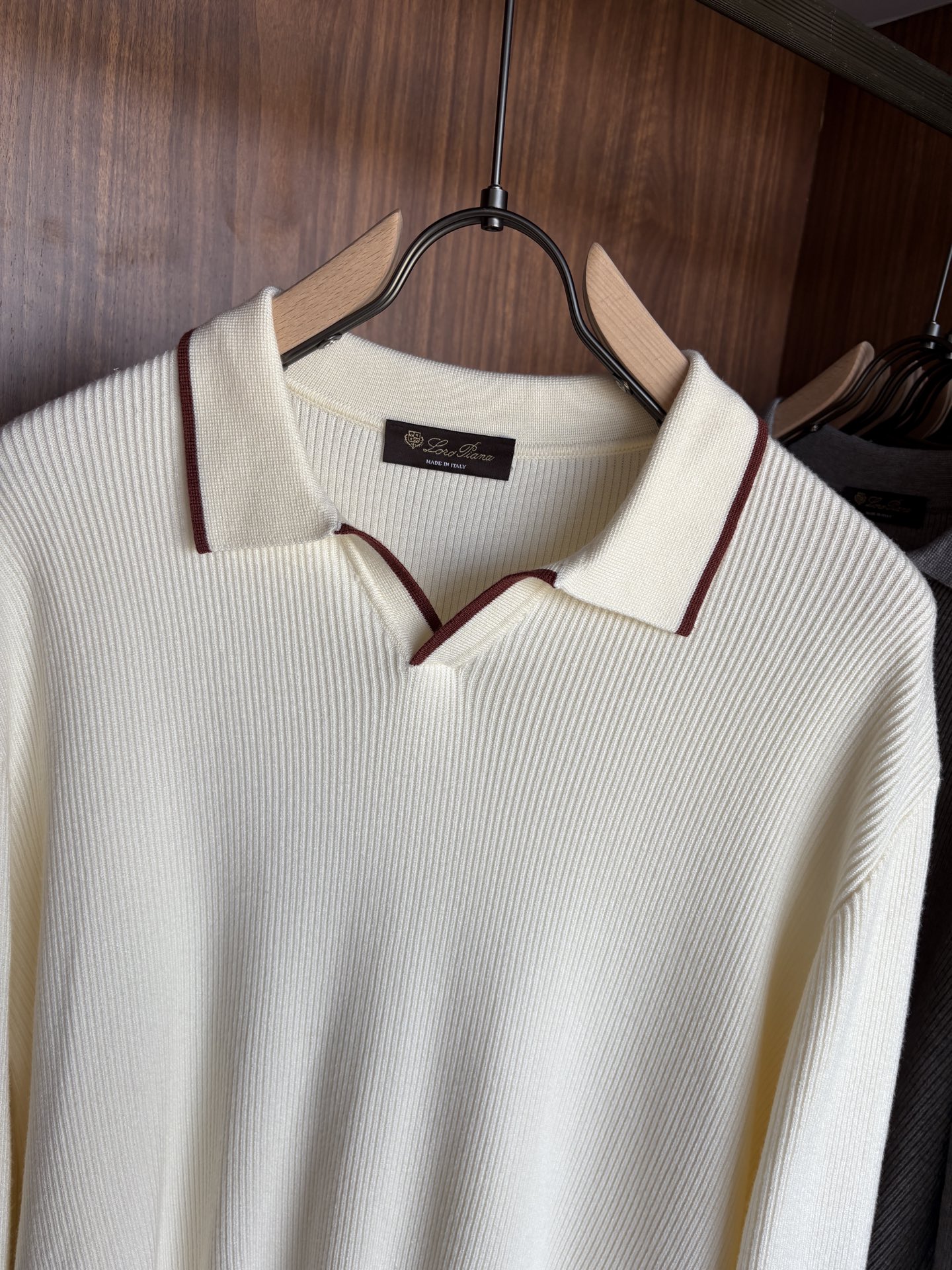 耗时王”菱形提花设计甄选超细优质纱线翻领短袖男士典藏款「耗时王」长袖针织奢雅工艺，触肤即高阶。• 匠心底