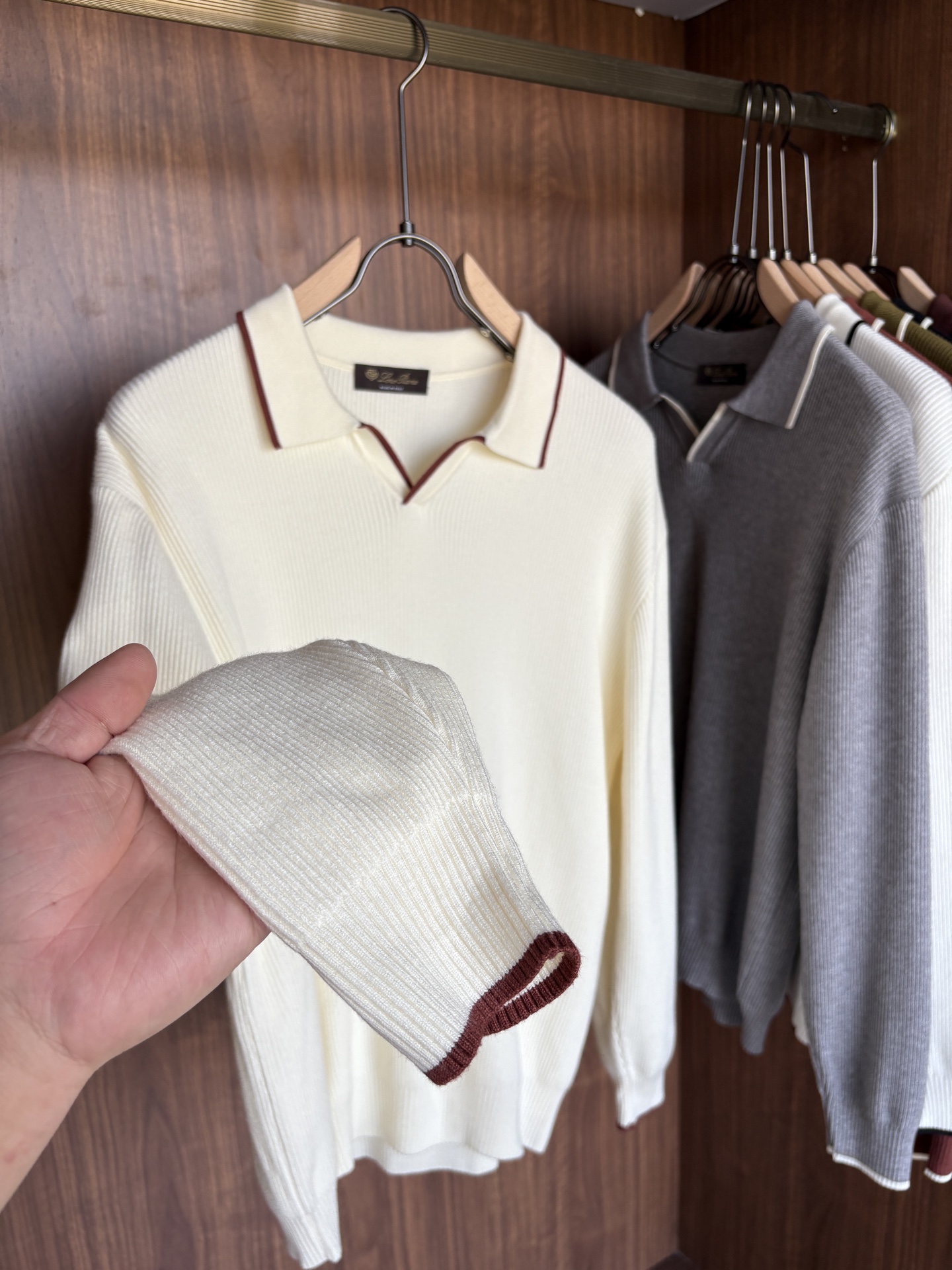 耗时王”菱形提花设计甄选超细优质纱线翻领短袖男士典藏款「耗时王」长袖针织奢雅工艺，触肤即高阶。• 匠心底