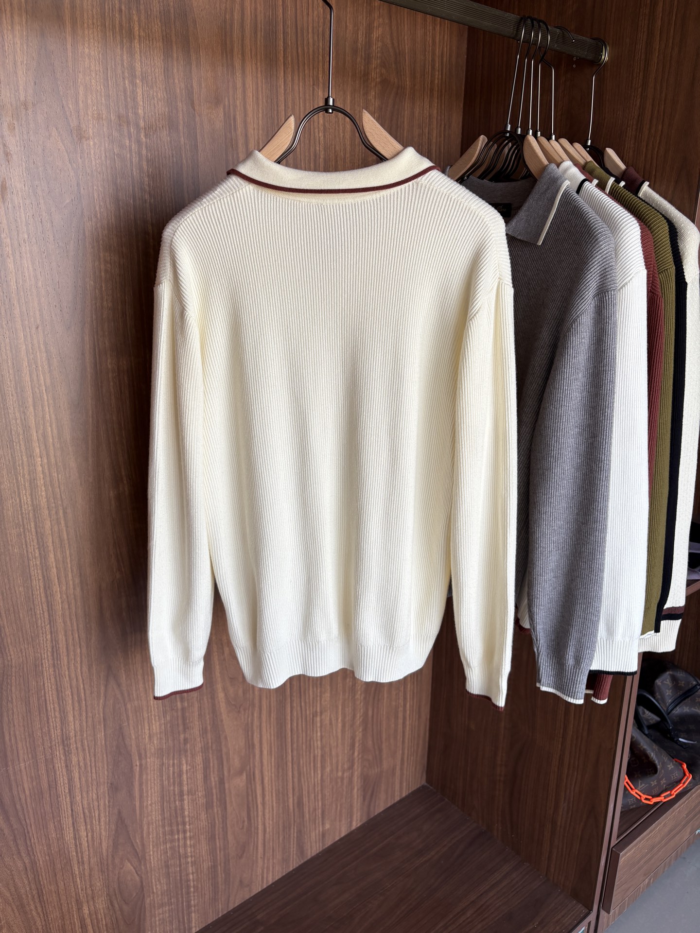 耗时王”菱形提花设计甄选超细优质纱线翻领短袖男士典藏款「耗时王」长袖针织奢雅工艺，触肤即高阶。• 匠心底