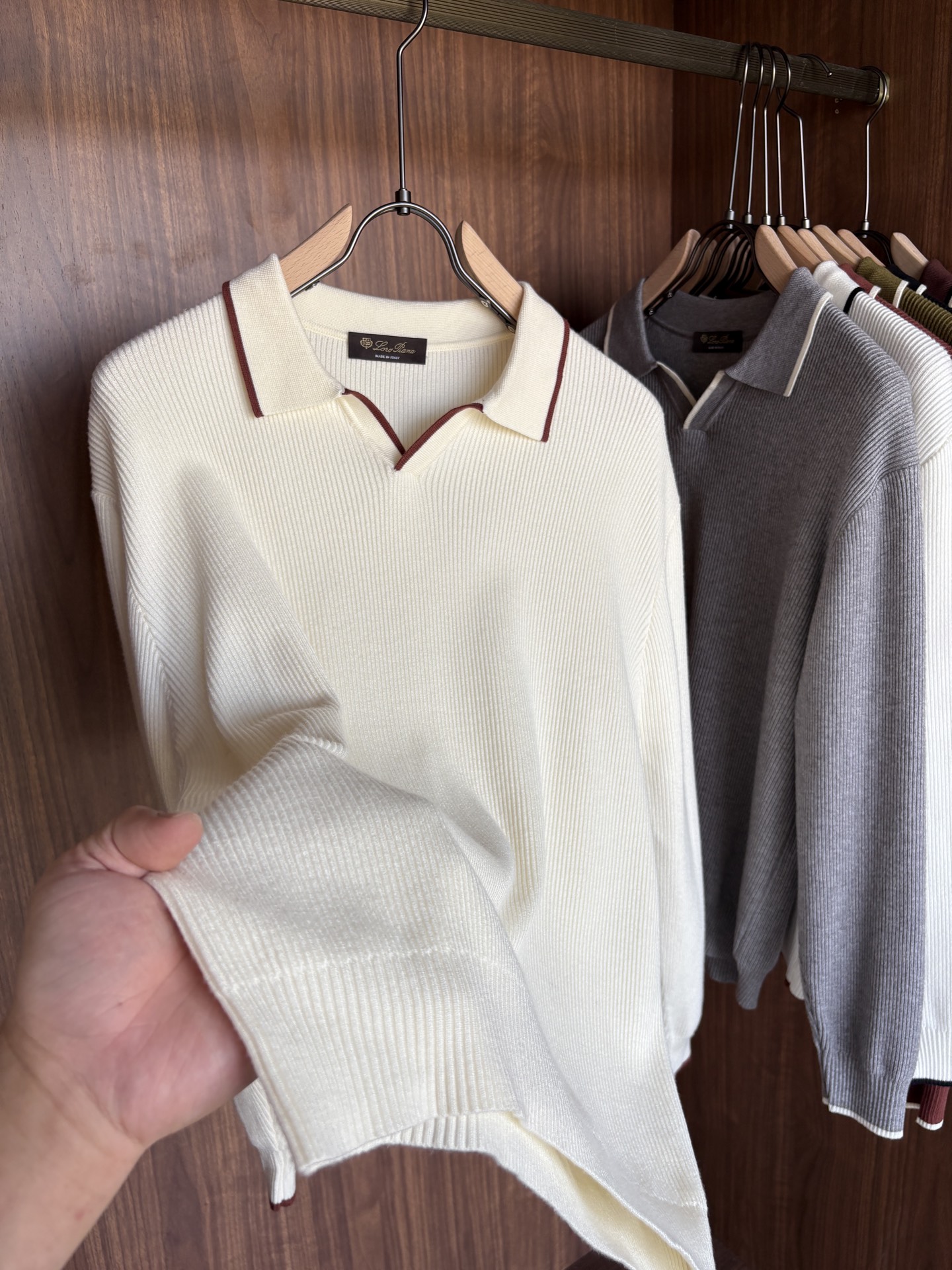 耗时王”菱形提花设计甄选超细优质纱线翻领短袖男士典藏款「耗时王」长袖针织奢雅工艺，触肤即高阶。• 匠心底