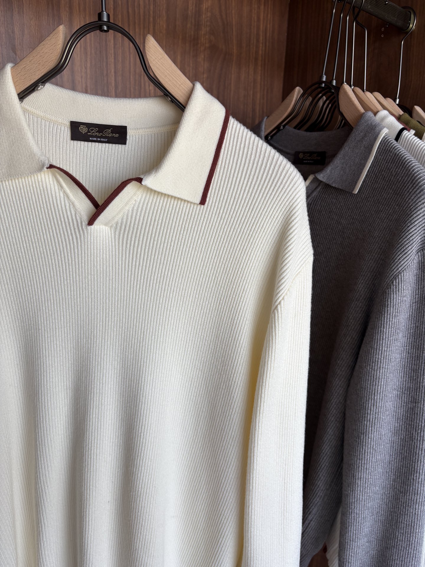 耗时王”菱形提花设计甄选超细优质纱线翻领短袖男士典藏款「耗时王」长袖针织奢雅工艺，触肤即高阶。• 匠心底