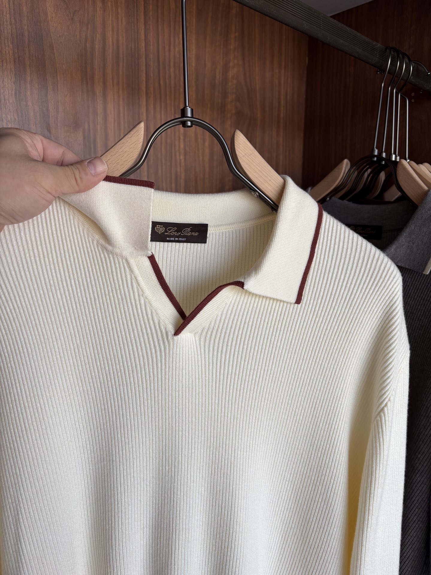 耗时王”菱形提花设计甄选超细优质纱线翻领短袖男士典藏款「耗时王」长袖针织奢雅工艺，触肤即高阶。• 匠心底