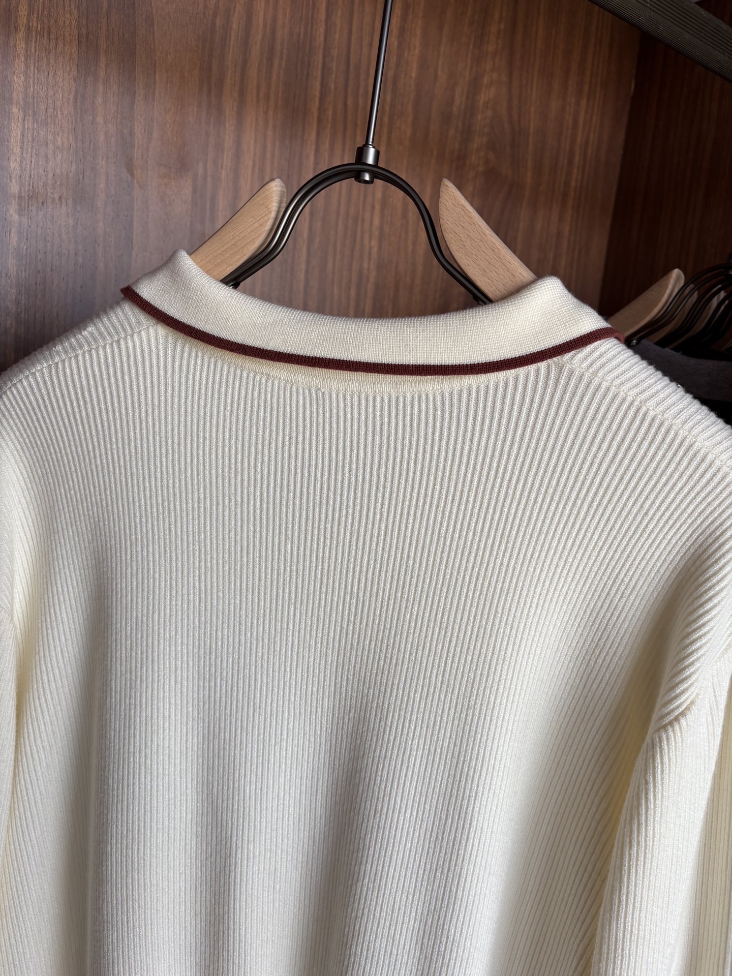 耗时王”菱形提花设计甄选超细优质纱线翻领短袖男士典藏款「耗时王」长袖针织奢雅工艺，触肤即高阶。• 匠心底