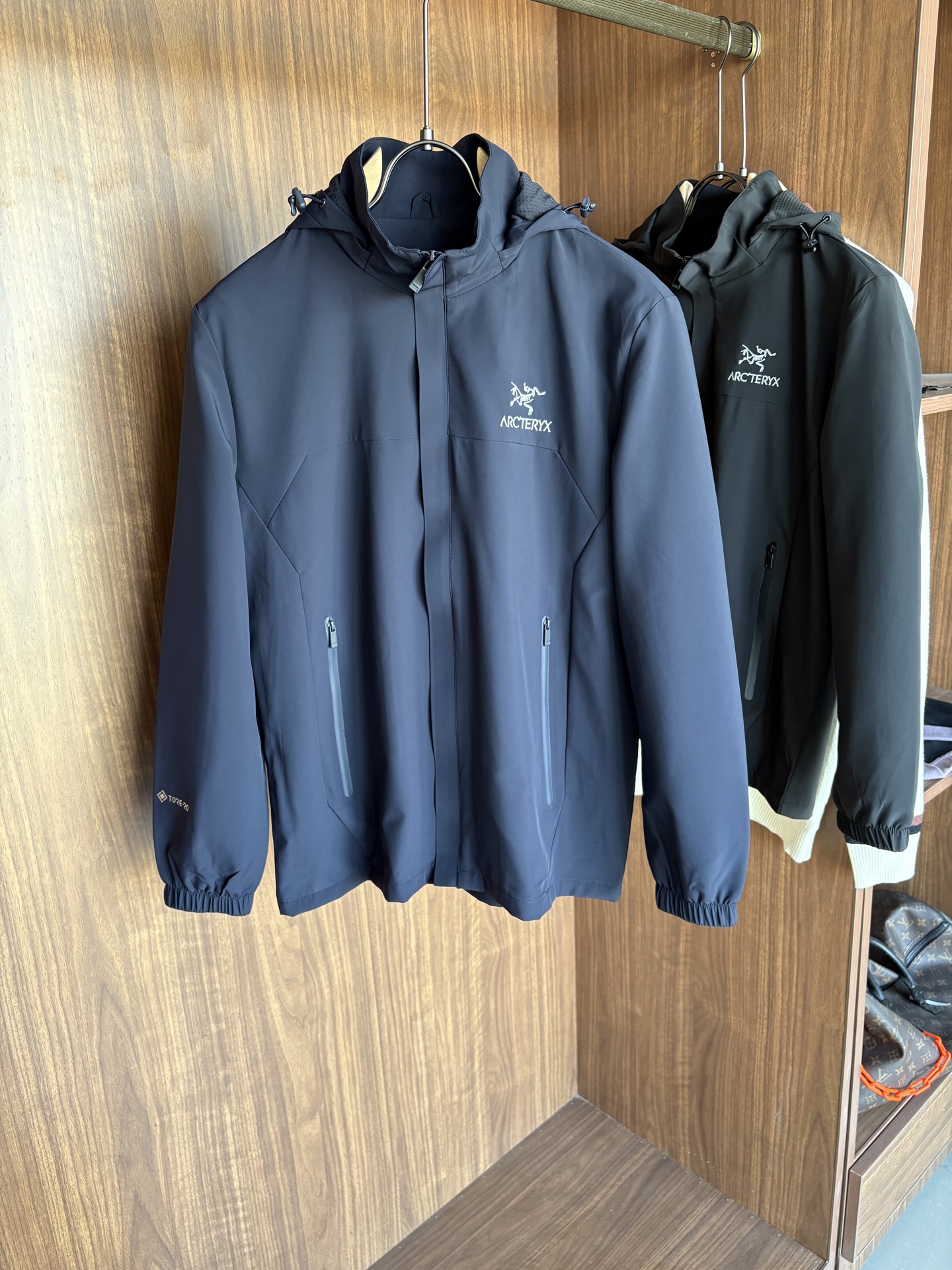 NO:573750,Ancestor 2025's latest 5A-level antibacterial, bionic, aviation, nano, and new spinning technologies are a new type of multi-fill aerogel cotton produced by a combination of several major technologies. It has the characteristics of heat storage and temperature locking, light material, long-lasting antibacterial, mite and sterilization. The surface fabric adopts the lotus leaf water-repellent principle. The inner layer is made of anti-honeycomb porous material. Micro-porous composite fabric is formed through special process technology. It gives the fabric windproof, warm, and water-repellent properties, and can slow down the penetration of external light rain.  At the same time, its good moisture permeability allows moisture to be discharged from the body surface in time to keep you dry and comfortable. Size M-3XL,,alexander wang19860909始祖2025最新5A级抑菌 仿生、航 纳米、 新型纺丝几大 术复合生产 的新型多 填充物气凝胶棉 特点蓄热锁温,材质轻盈,持久抑菌,除螨除菌 面布采用荷叶拒水原理 里层采用防蜂巢多孔材料 通过特殊工艺技术形成微多孔复合面料 赋予面料防风保暖,防泼水性能 可以减缓外来小雨渗透 同时其良好透湿性能使体表湿 气及时排出保持干爽舒适. 码数M-3XL,,alexander wang,Men's clothing