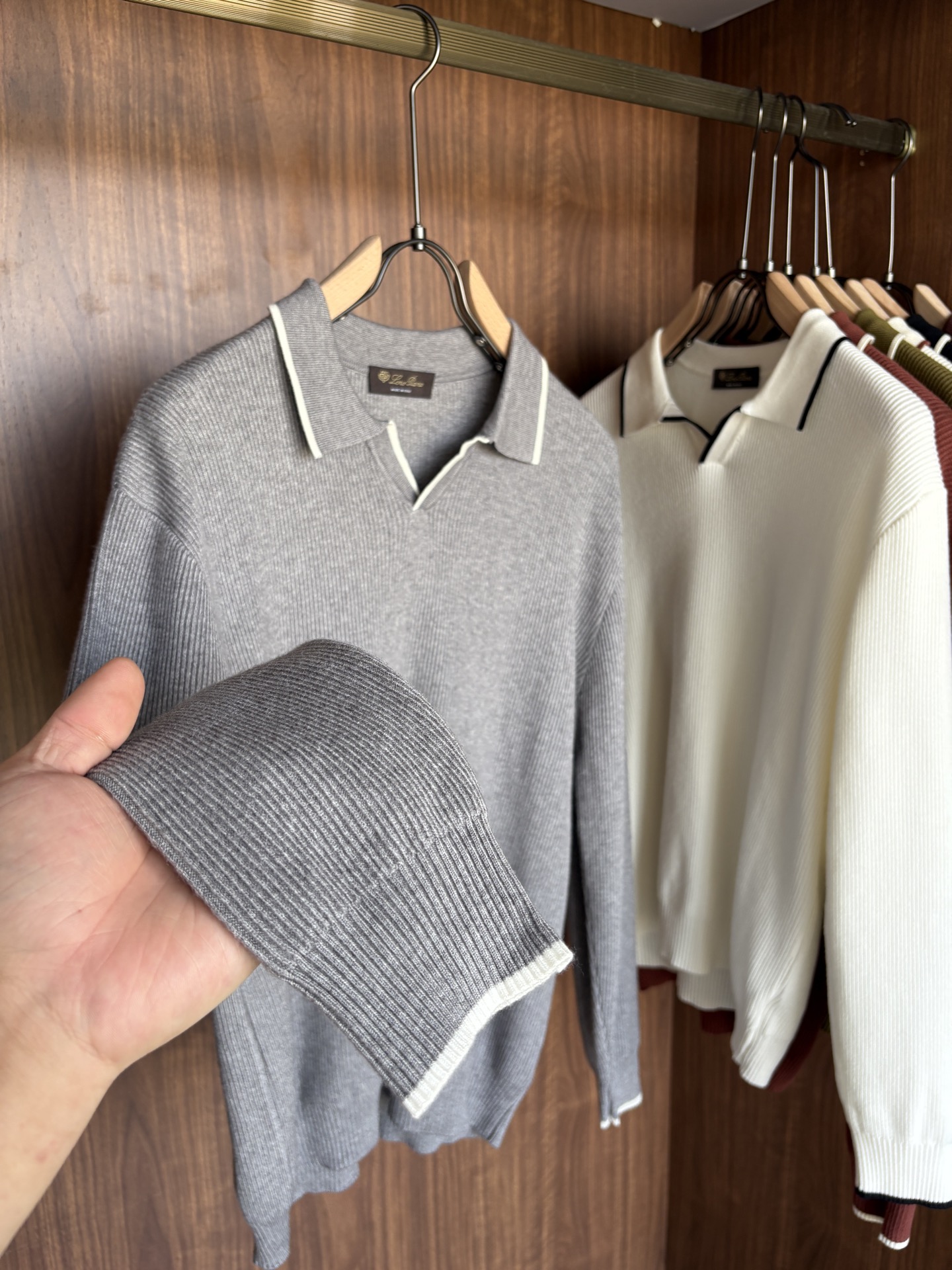 耗时王”菱形提花设计甄选超细优质纱线翻领短袖男士典藏款「耗时王」长袖针织奢雅工艺，触肤即高阶。• 匠心底