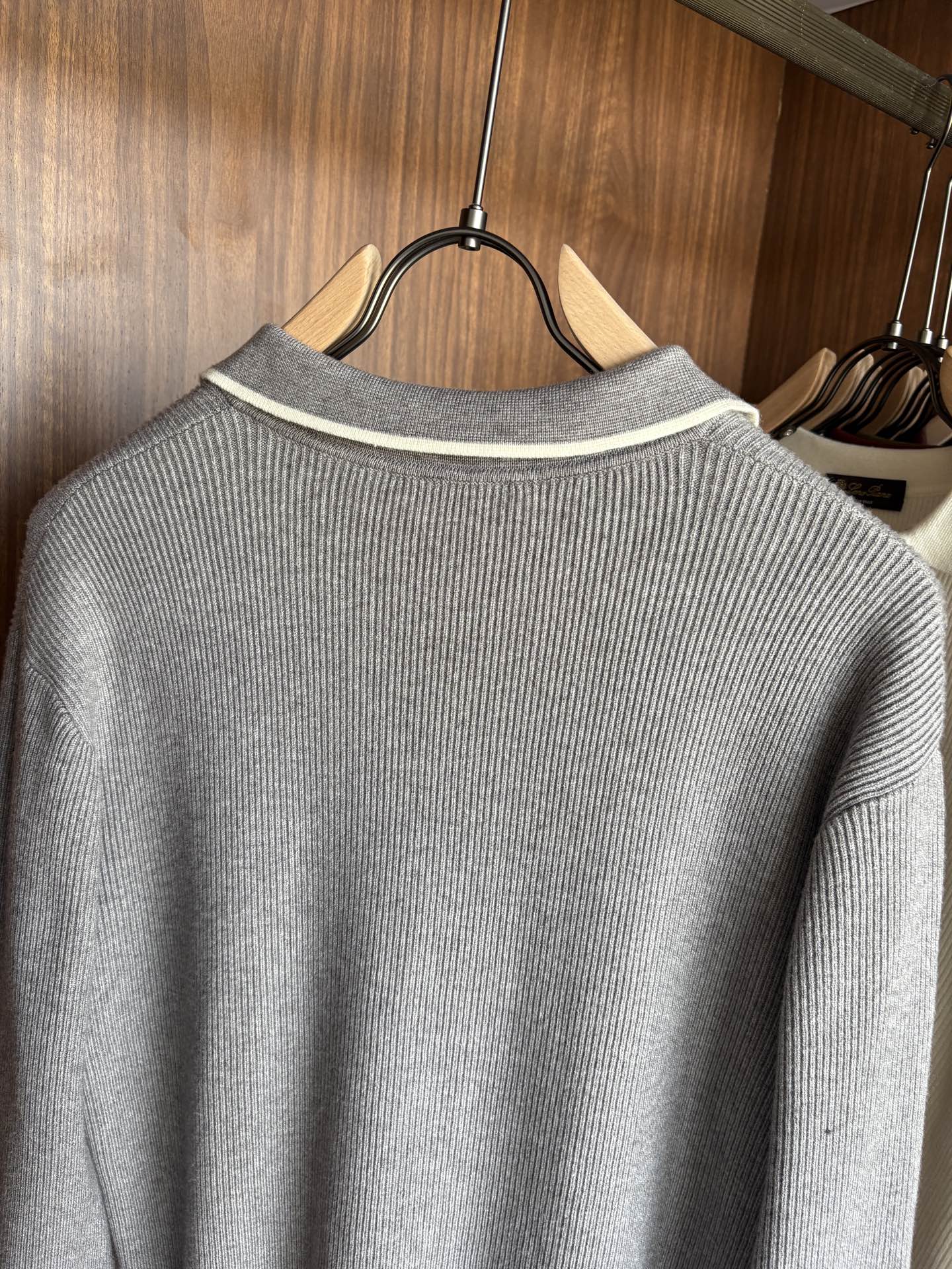 耗时王”菱形提花设计甄选超细优质纱线翻领短袖男士典藏款「耗时王」长袖针织奢雅工艺，触肤即高阶。• 匠心底