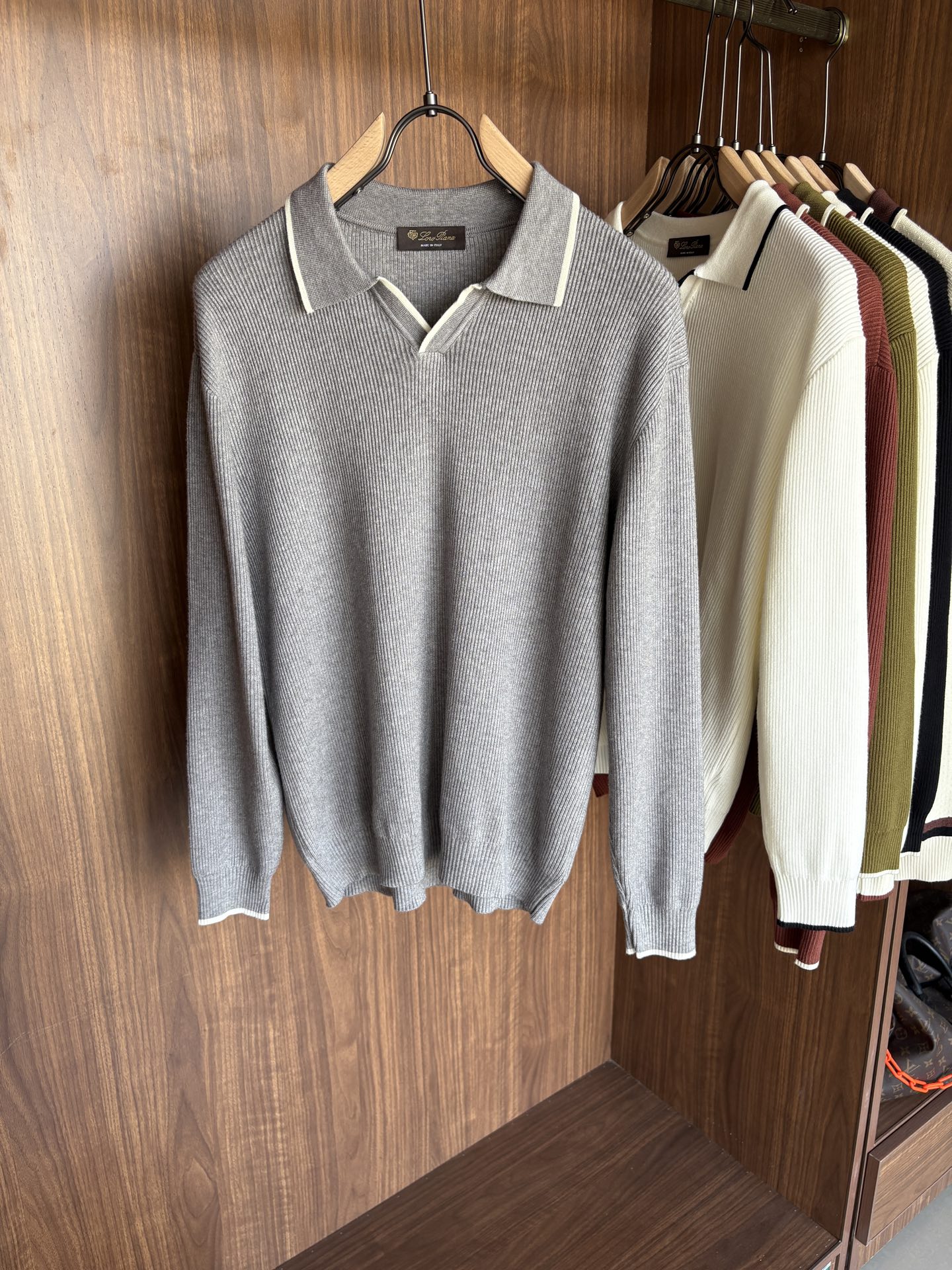 耗时王”菱形提花设计甄选超细优质纱线翻领短袖男士典藏款「耗时王」长袖针织奢雅工艺，触肤即高阶。• 匠心底