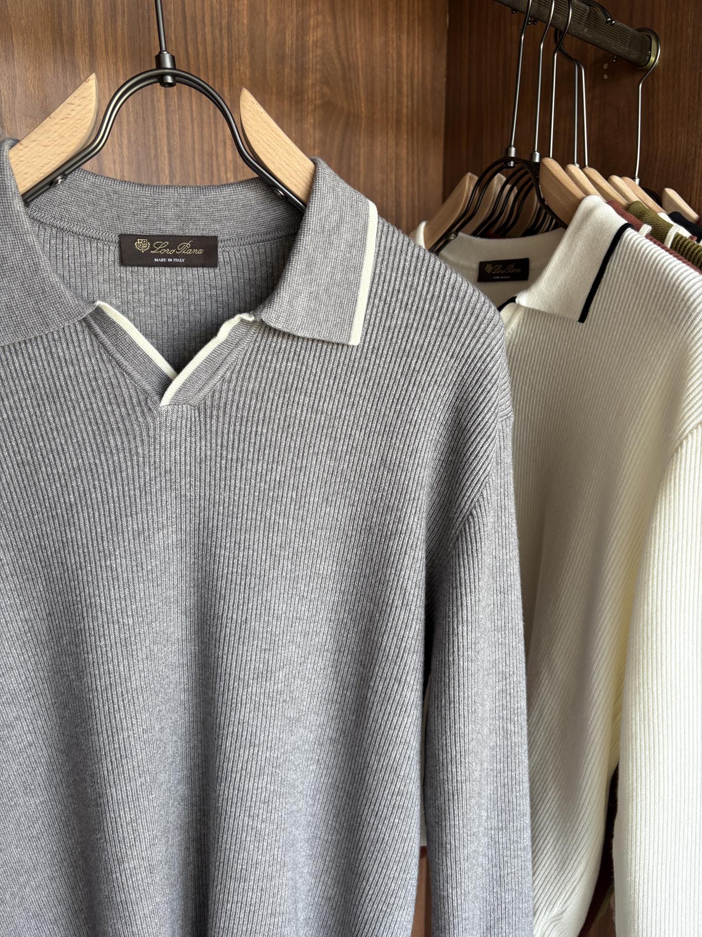 耗时王”菱形提花设计甄选超细优质纱线翻领短袖男士典藏款「耗时王」长袖针织奢雅工艺，触肤即高阶。• 匠心底