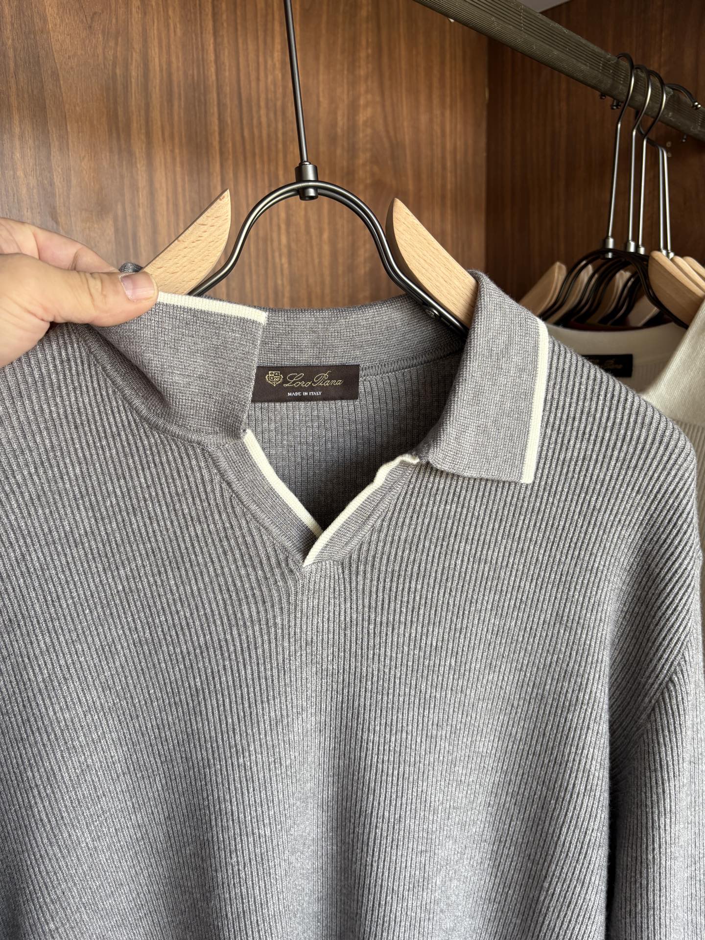 耗时王”菱形提花设计甄选超细优质纱线翻领短袖男士典藏款「耗时王」长袖针织奢雅工艺，触肤即高阶。• 匠心底