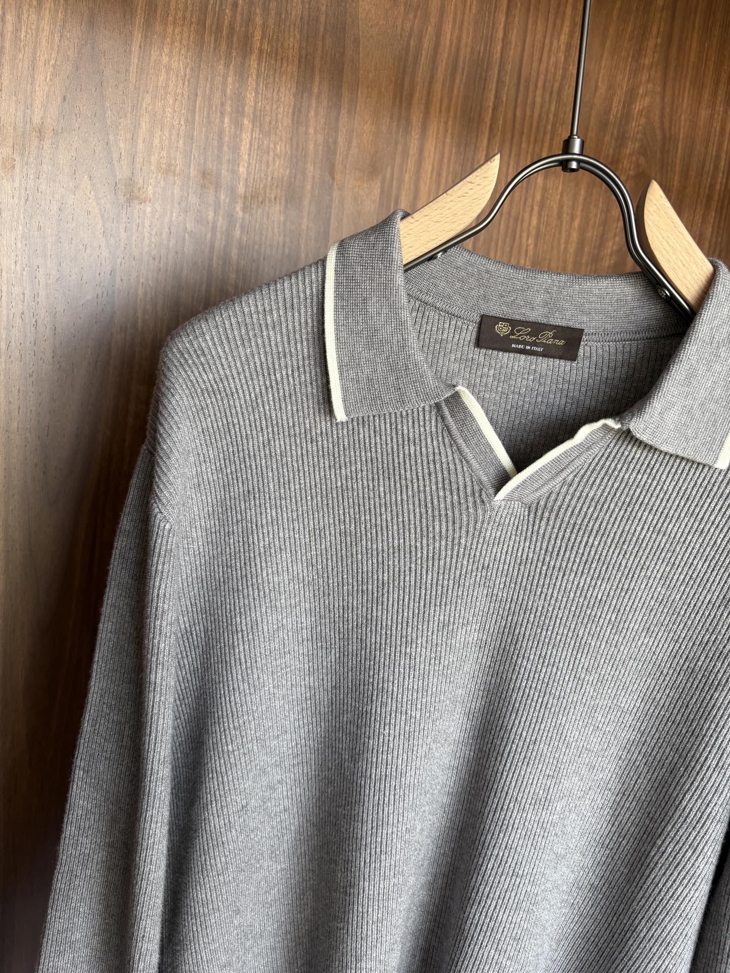 耗时王”菱形提花设计甄选超细优质纱线翻领短袖男士典藏款「耗时王」长袖针织奢雅工艺，触肤即高阶。• 匠心底