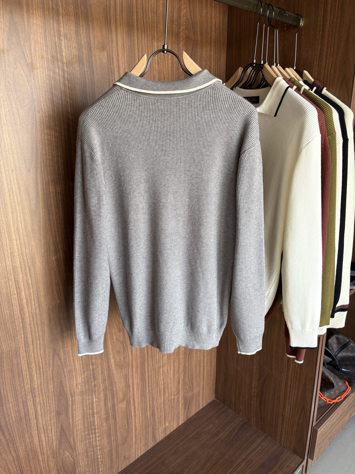 耗时王”菱形提花设计甄选超细优质纱线翻领短袖男士典藏款「耗时王」长袖针织奢雅工艺，触肤即高阶。• 匠心底