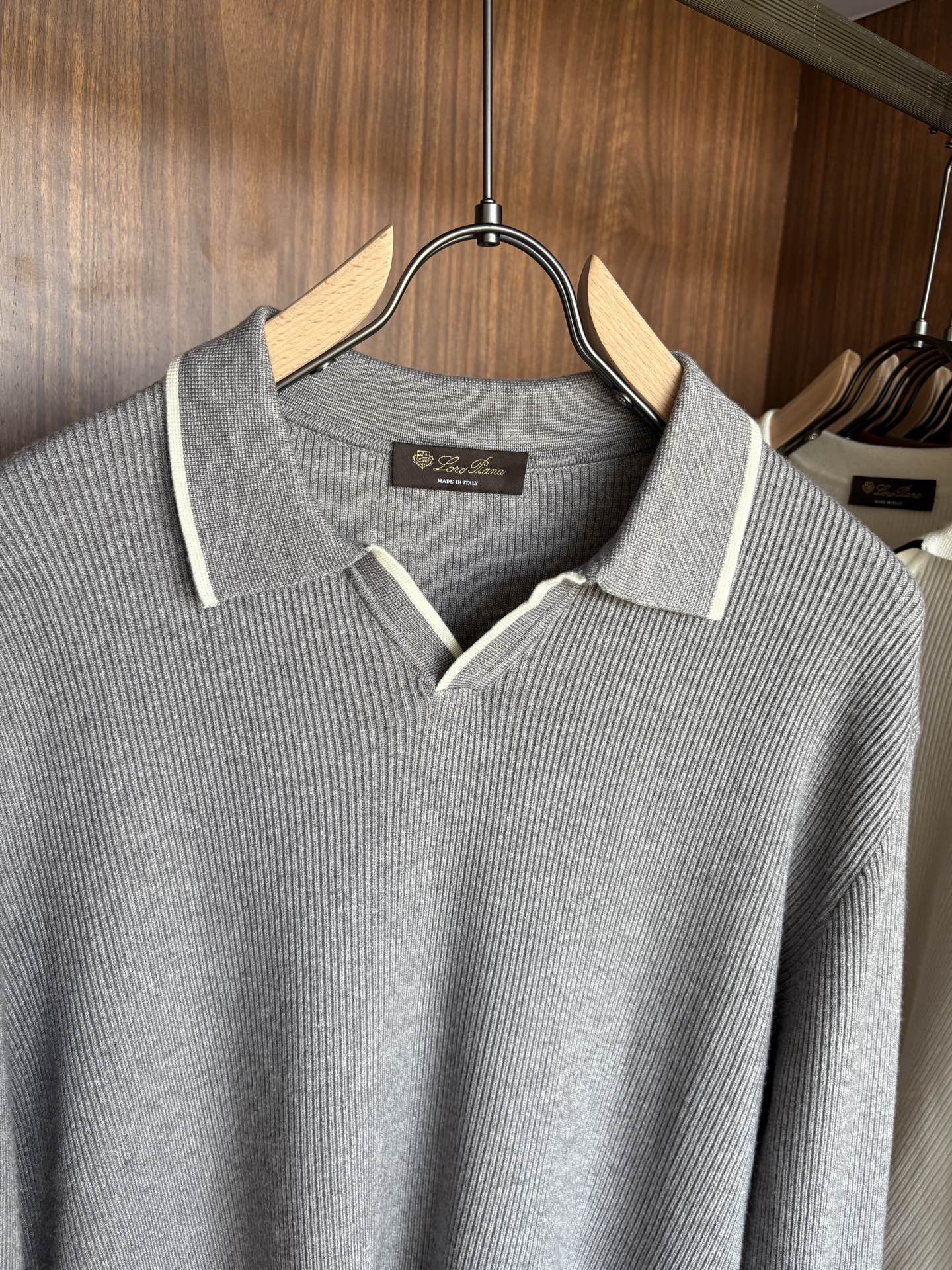 耗时王”菱形提花设计甄选超细优质纱线翻领短袖男士典藏款「耗时王」长袖针织奢雅工艺，触肤即高阶。• 匠心底