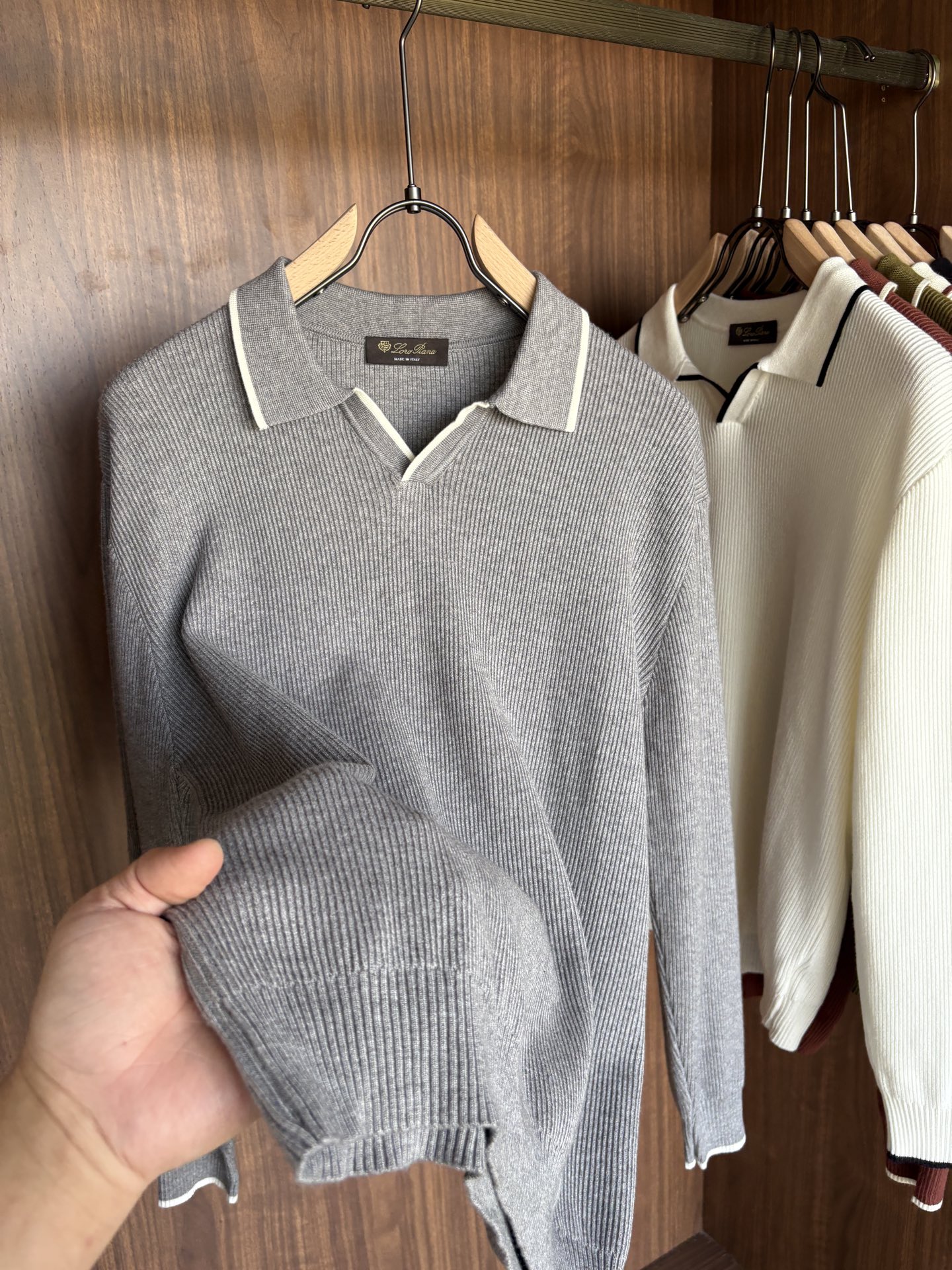 耗时王”菱形提花设计甄选超细优质纱线翻领短袖男士典藏款「耗时王」长袖针织奢雅工艺，触肤即高阶。• 匠心底