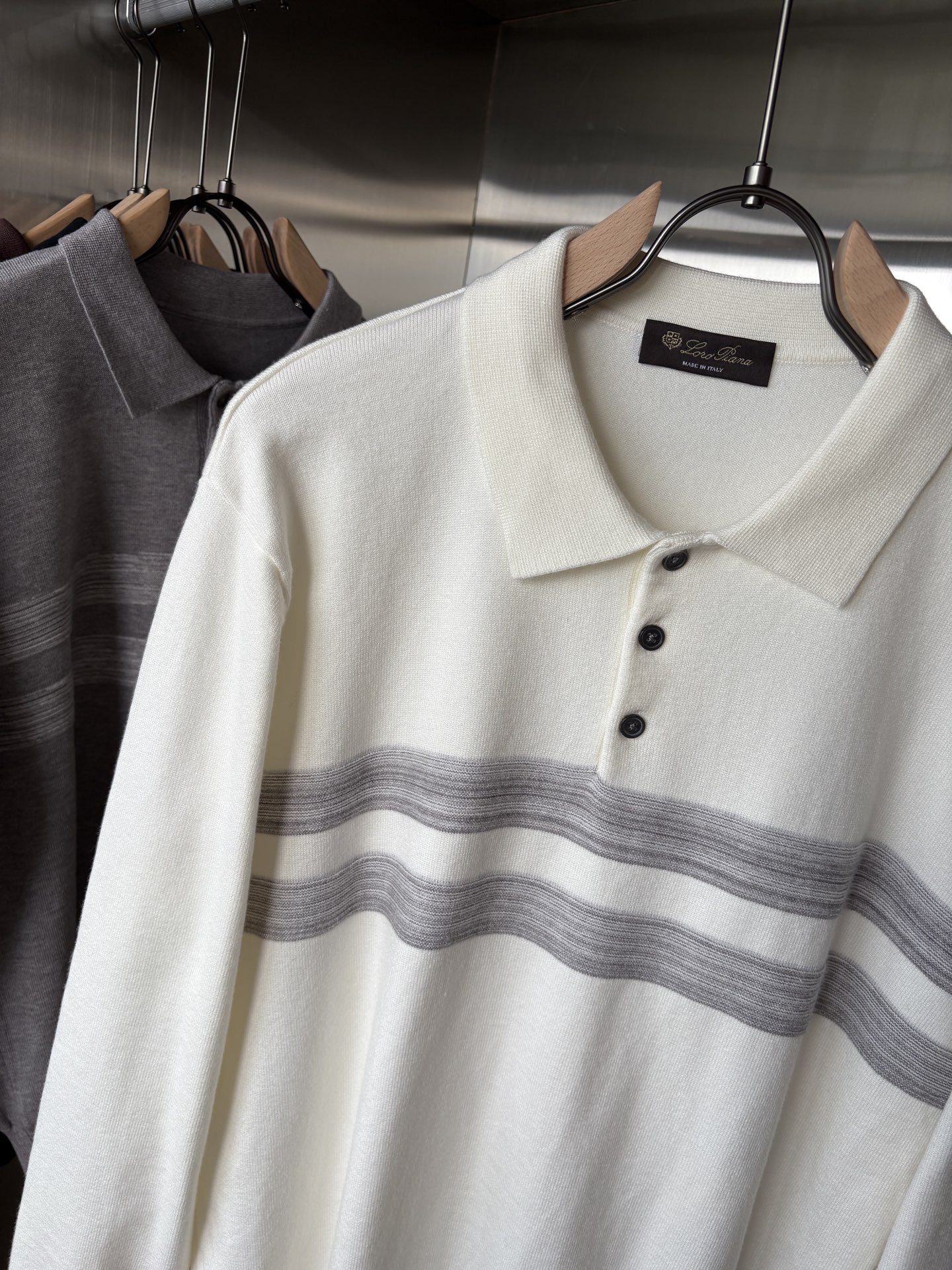 耗时王”菱形提花设计甄选超细优质纱线翻领短袖男士典藏款「耗时王」长袖针织奢雅工艺，触肤即高阶。• 匠心底