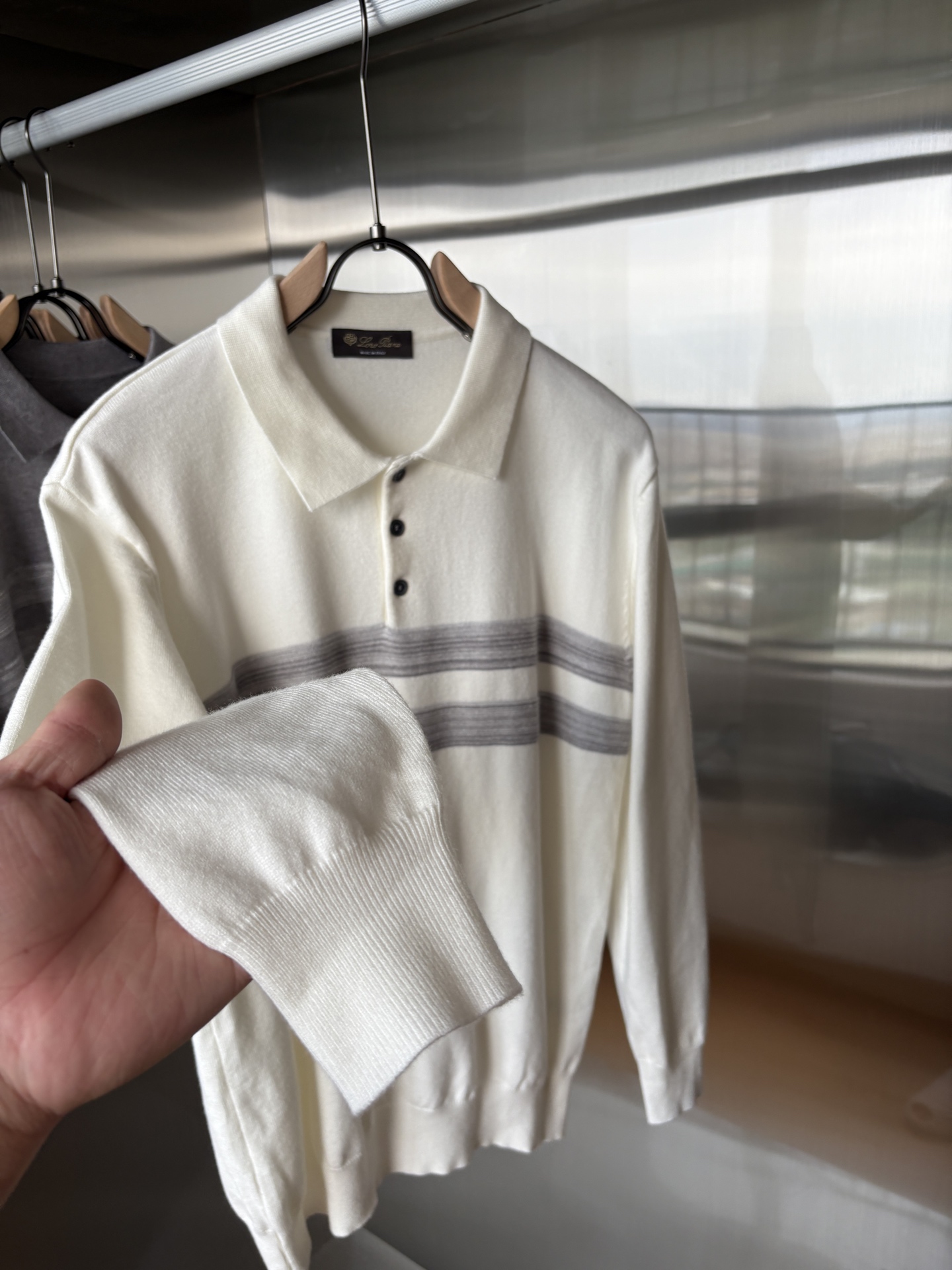 耗时王”菱形提花设计甄选超细优质纱线翻领短袖男士典藏款「耗时王」长袖针织奢雅工艺，触肤即高阶。• 匠心底