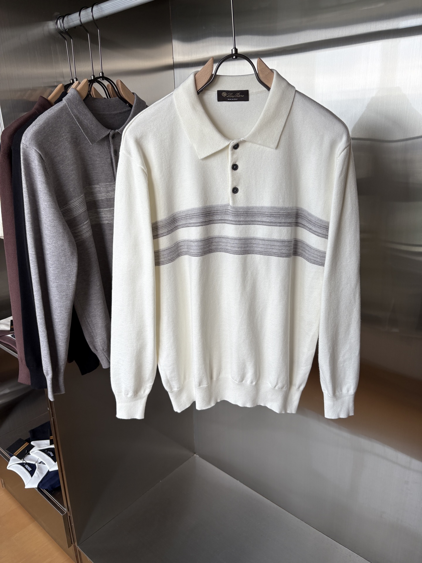 耗时王”菱形提花设计甄选超细优质纱线翻领短袖男士典藏款「耗时王」长袖针织奢雅工艺，触肤即高阶。• 匠心底