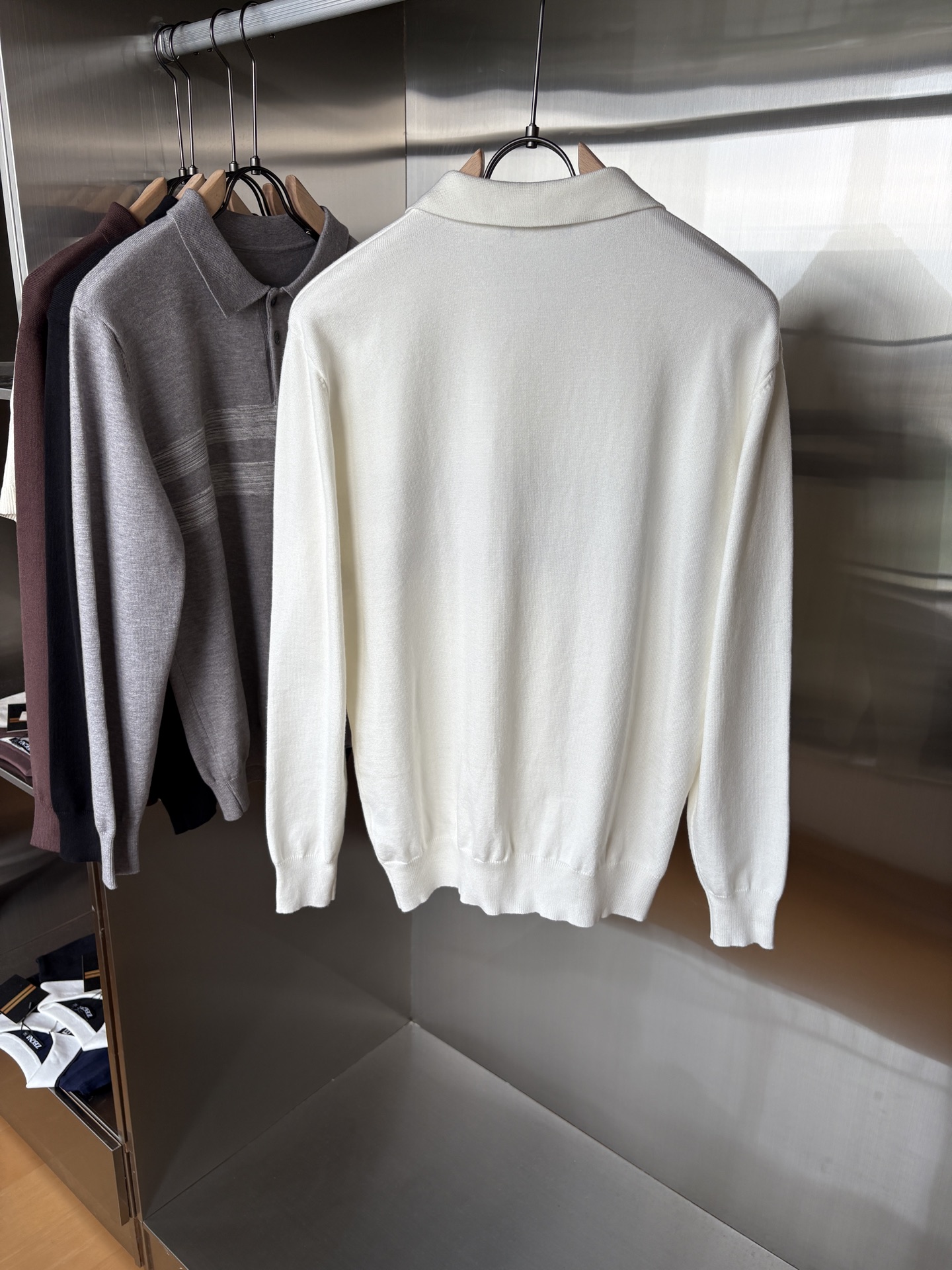 耗时王”菱形提花设计甄选超细优质纱线翻领短袖男士典藏款「耗时王」长袖针织奢雅工艺，触肤即高阶。• 匠心底