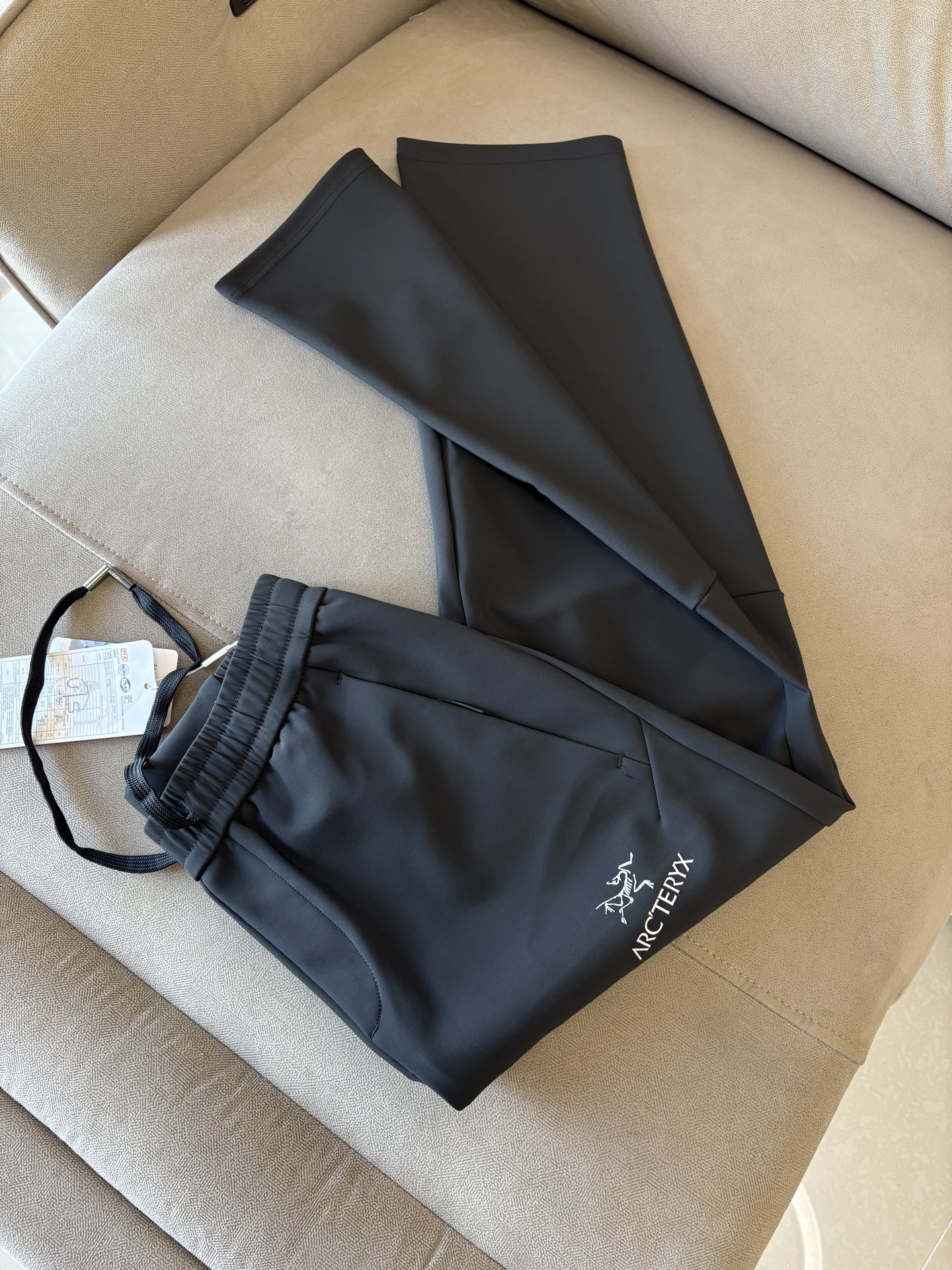 NO:530686,The ancestor 2025 summer new style, autumn and winter casual pants, customized counter fabric, breathable and comfortable, impeccable details, brand element design concept, reflects quality. The feel is delicate and soft!  It is casually cut, with a great upper body style!  Code number M-3XL, alexander wang19860909始祖2025夏季新款 秋冬休闲裤,专柜定制面料 透气舒适度高,细节无可挑剔,品牌元素设计理念,体现品质.手感细腻柔软！呈现休闲裁剪,上身版型超赞！码数M-3XL,,alexander wang,Men's clothing