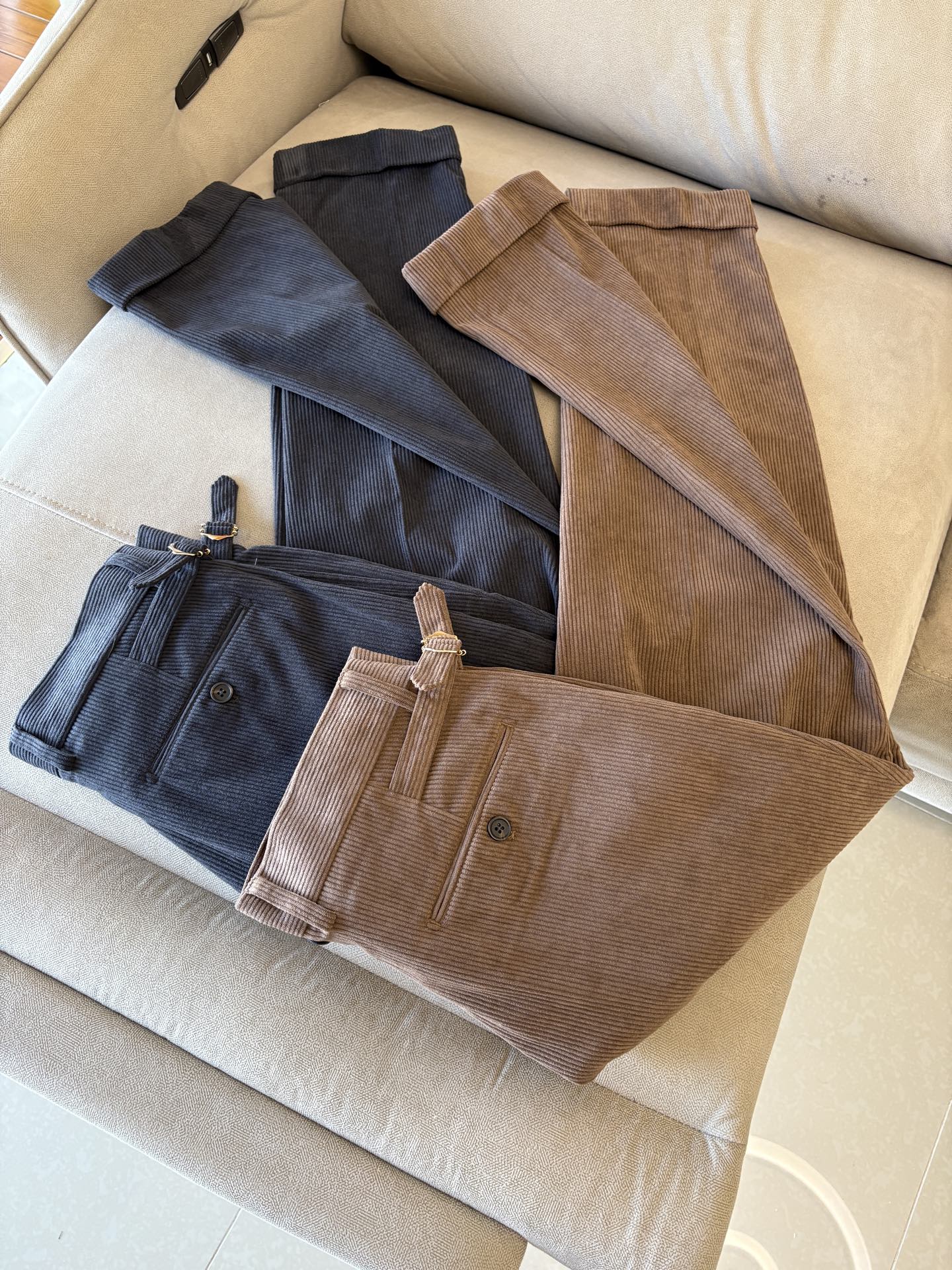 NO:530693,Fabric is old and rich in flavor, double pleated design, Neapolitan adjustable trousers, waist trousers] Tired of the same trousers?  This Italian trousers containing wool tinsel acetate fabric is definitely your new favorite. Luxury products are created and selected for luxury style. Let you be elegant in all seasons; acetate fiber has a natural drape, and it is elegant and comfortable when walking, and it is soft and shiny, showing low-key luxury; tinsel brings dryness and breathability, farewell to the stuffy and sticky. This fabric is not only skin-friendly, but also wrinkle-resistant and wear-resistant. It is worry-free and labor-saving for daily wear, and can last forever even if worn frequently. Looking at the design, the double-pleat design is the finishing touch. It not only adds the layering of the pants, but also cleverly expands the capacity of the pants, allowing you to move freely without any sense of restraint. Whether it is daily commuting, business negotiation, or leisurely weekends, it can be perfectly adapted.  The adjustable waist of Naples is unique. The unique Paris buckle design allows you to no longer worry about the constraints of the belt. You can find the most comfortable wearing state with a gentleman's face. You can easily raise the waistline and visually become long legs, and your elegant temperament is instantly full. The style full of old money is a tribute to classic gentleman's outfits. The simplicity contains the persistent pursuit of quality and details. When you wear it, you don't need to be ostentatious. Every move is full of high-end feeling, demonstrating the mature taste that has been settled over the years. When others are still tangled between the comfort and fashion of trousers, you have already put on it, confidently welcome every occasion in your life, and easily become the focus of the crowd. 29-36 No 35,,alexander wang19860909面料老钱味十足双褶设计那不勒斯可调节裤腰西裤】厌倦了千篇一律的西裤？这款含羊毛醋酸天丝面料的意式西裤,绝对是你的新宠.奢品缔造,甄选意奢风范. 让你在四季也能风度翩翩；醋酸纤维自带天然垂坠感,走起路来潇洒自在,而且光泽柔和,尽显低调奢华；天丝则带来了干爽透气,告别闷热黏腻.这种面料不仅亲肤,还抗皱耐磨,日常穿着省心省力,即便频繁穿着也能长久如新. 再看设计,双褶设计堪称点睛之笔.它既增添了裤子的层次感,又巧妙地扩充了裤身容量,让你活动自如,丝毫没有束缚感,不管是日常通勤、商务洽谈,还是悠闲的周末时光,都能完美适配. 那不勒斯可调节裤腰更是别具一格.独特的巴黎扣设计,让你无需再为腰带的束缚而烦恼,轻轻一调,就能找到最舒适的穿着状态,还能轻松拉高腰线,视觉上秒变大长腿,优雅气质瞬间拉满. 老钱味十足的风格,是对经典绅士着装的致敬,简约中蕴含着对品质与细节的执着追求,穿上它,无需张扬,举手投足间尽是高级感,彰显出历经岁月沉淀的成熟品味. 当别人还在西裤的舒适与时尚间纠结时,你已经穿上它,自信迎接生活中的每一个场合,轻松成为人群焦点.29-36没35,,alexander wang,Men's clothing