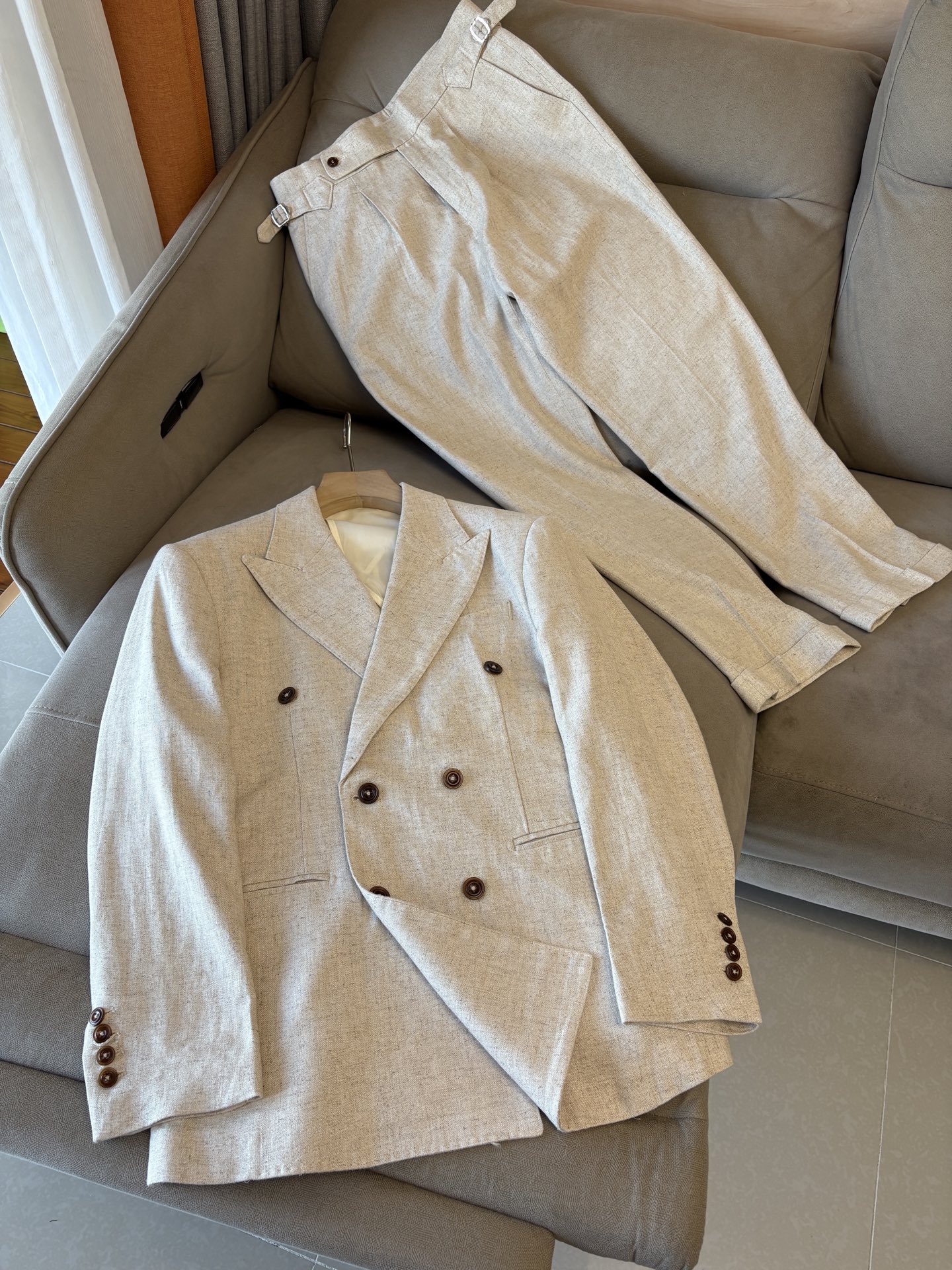 NO:573742,Pants Clothes pHand-made and hand-sewn is one of the important features of custom-made suits. Tailors will use traditional hand-sewing techniques, such as hand-making, hand-cutting, hand-sewing, etc., to ensure that every detail is refined. The suits produced by this process not only have a high fit, but also have smooth lines and are comfortable to wear.  Detail processing Hand-sewn custom suits pay great attention to details. For example, the collar, cuffs, buttons and other parts of the suit will be finely hand-processed to ensure overall coordination and beauty. At the same time, it will also be personalized according to personal needs and preferences, such as adding personal logos, adjusting pocket designs, etc. This means that each suit is unique and carefully crafted by experienced craftsmen, paying attention to every detail to ensure high quality.   The 'burden reduction' design takes into account the heat of summer. The suit pursues lightness in design without losing solemnity and elegance, so that the wearer can remain comfortable in hot weather. The half-three-dimensional and half-line design fits the body curve, while the three-dimensional tailoring can shape a tall and straight figure, making the overall shape more stylish. Material combination This suit uses high-quality blended materials.  The high-temperature shaping and ironing process fixes the shape of the suit through high-temperature treatment. It can remain stiff and not deformed even in high-temperature environments, ensuring that it remains elegant when worn for a long time. The notched lapel collar is a simple and classic collar design that is suitable for various occasions and shows the wearer's stability and confidence.   To sum up, this handmade summer suit combines elegance and practicality, with high-quality materials and exquisite workmanship. It is undoubtedly an ideal choice for gentlemen to show their unique charm in summer. Whether it is for formal occasions or daily wear, it can show the taste and style of the wearer; clothes 48-56; pants 29-36 and no 35;,, business suit, alexander wang19860909裤子 衣服 p手工打造手工缝制是私定西装的重要特点之一.裁缝会采用传统的手工缝制工艺,如手工打版、手工裁剪、手工缝纫等,确保每一个细节都精益求精.这种工艺制作出来的西装不仅合身度高,而且线条流畅,穿着舒适. 细节处理手工缝制私定西装在细节处理上非常注重.例如,西装的领口、袖口、扣子等部位都会进行精细的手工处理,以确保整体协调性和美观度.同时,还会根据个人的需求和喜好进行个性化定制,如添加个人专属标识、调整口袋设计等. 这意味着每一件套西都是独一无二的,由经验丰富的工匠精心制作,注重每一个细节,确保品质上乘. “减负”设计考虑到夏季的炎热,套西在设计上追求轻便,同时不失庄重和优雅,使穿着者在炎热的天气中也能保持舒适. 半里立体有型半里设计贴合身体曲线,而立体剪裁则能塑造出挺拔的身形,使整体造型更加有型. 材质组合这款套西采用了高质量的混纺材料, 高温定型整烫工艺通过高温处理,套西的形状得以固定,即使在高温环境下也能保持挺括不变形,确保长时间穿着依然保持优雅. 平驳领这种领型设计简约而经典,适合各种场合,展现出穿着者的稳重和自信. 综上所述,这款手工打造的夏季套西融合了优雅与实用,材质上乘,工艺精湛,无疑是绅士们在夏季展现自己独特魅力的理想选择.无论是参加正式场合还是日常穿着,都能展现出穿着者的品味和风格；衣服48-56；裤子29-36没35；,,business suit,alexander wang,Men's clothing