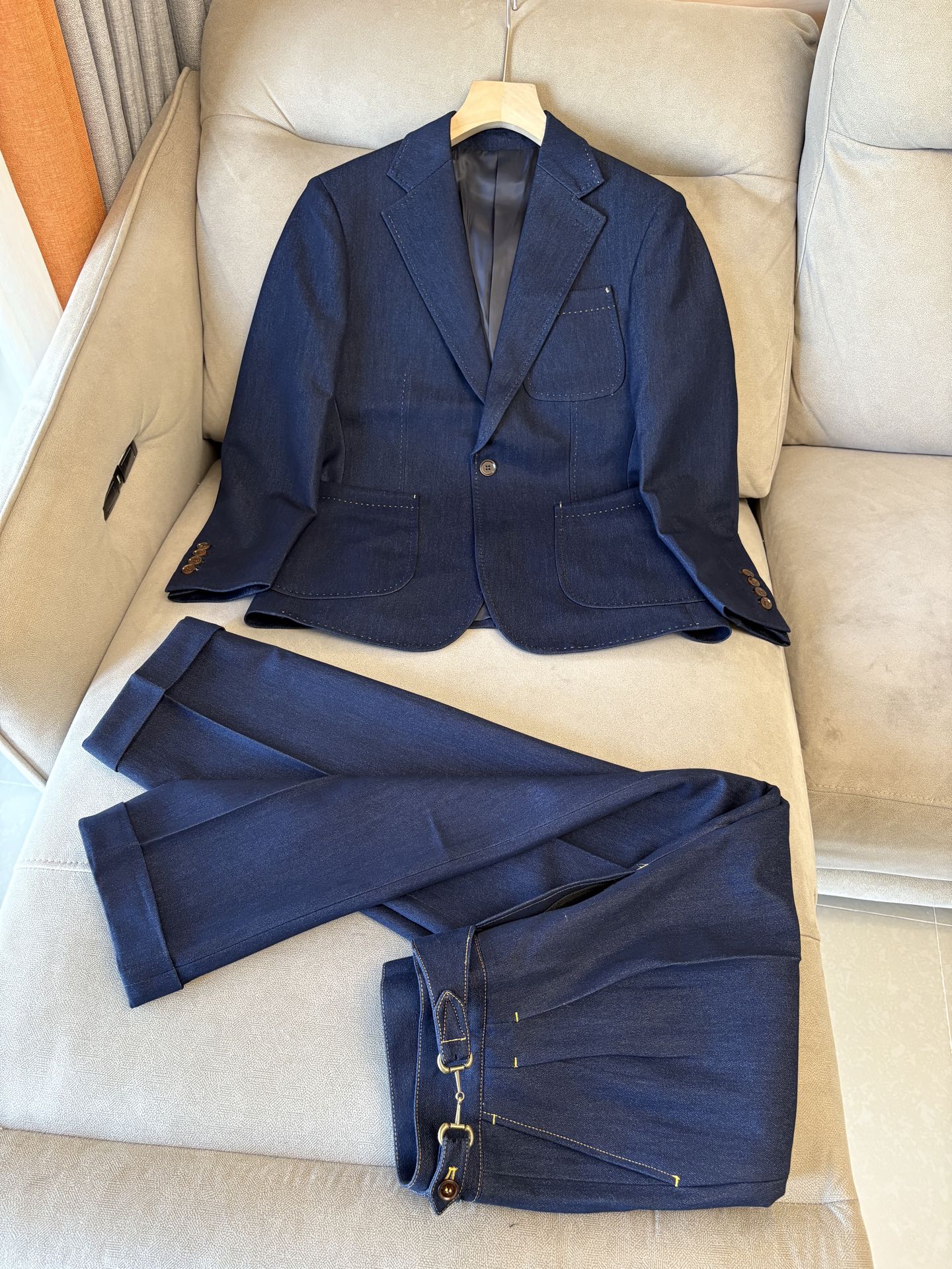 NO:573752,Pants Clothes pHand-made and hand-sewn is one of the important features of custom-made suits. Tailors will use traditional hand-sewing techniques, such as hand-making, hand-cutting, hand-sewing, etc., to ensure that every detail is refined. The suits produced by this process not only have a high fit, but also have smooth lines and are comfortable to wear.  Detail processing Hand-sewn custom suits pay great attention to details. For example, the collar, cuffs, buttons and other parts of the suit will be finely hand-processed to ensure overall coordination and beauty. At the same time, it will also be personalized according to personal needs and preferences, such as adding personal logos, adjusting pocket designs, etc. This means that each suit is unique and carefully crafted by experienced craftsmen, paying attention to every detail to ensure high quality.   The 'burden reduction' design takes into account the heat of summer. The suit pursues lightness in design without losing solemnity and elegance, so that the wearer can remain comfortable in hot weather. The half-three-dimensional and half-line design fits the body curve, while the three-dimensional tailoring can shape a tall and straight figure, making the overall shape more stylish. Material combination This suit uses high-quality blended materials.  The high-temperature shaping and ironing process fixes the shape of the suit through high-temperature treatment. It can remain stiff and not deformed even in high-temperature environments, ensuring that it remains elegant when worn for a long time. The notched lapel collar is a simple and classic collar design that is suitable for various occasions and shows the wearer's stability and confidence.   To sum up, this handmade summer suit combines elegance and practicality, with high-quality materials and exquisite workmanship. It is undoubtedly an ideal choice for gentlemen to show their unique charm in summer. Whether it is for formal occasions or daily wear, it can show the taste and style of the wearer; clothes 48-56; pants 29-36 and no 35;,, business suit, alexander wang19860909裤子 衣服 p手工打造手工缝制是私定西装的重要特点之一.裁缝会采用传统的手工缝制工艺,如手工打版、手工裁剪、手工缝纫等,确保每一个细节都精益求精.这种工艺制作出来的西装不仅合身度高,而且线条流畅,穿着舒适. 细节处理手工缝制私定西装在细节处理上非常注重.例如,西装的领口、袖口、扣子等部位都会进行精细的手工处理,以确保整体协调性和美观度.同时,还会根据个人的需求和喜好进行个性化定制,如添加个人专属标识、调整口袋设计等. 这意味着每一件套西都是独一无二的,由经验丰富的工匠精心制作,注重每一个细节,确保品质上乘. “减负”设计考虑到夏季的炎热,套西在设计上追求轻便,同时不失庄重和优雅,使穿着者在炎热的天气中也能保持舒适. 半里立体有型半里设计贴合身体曲线,而立体剪裁则能塑造出挺拔的身形,使整体造型更加有型. 材质组合这款套西采用了高质量的混纺材料, 高温定型整烫工艺通过高温处理,套西的形状得以固定,即使在高温环境下也能保持挺括不变形,确保长时间穿着依然保持优雅. 平驳领这种领型设计简约而经典,适合各种场合,展现出穿着者的稳重和自信. 综上所述,这款手工打造的夏季套西融合了优雅与实用,材质上乘,工艺精湛,无疑是绅士们在夏季展现自己独特魅力的理想选择.无论是参加正式场合还是日常穿着,都能展现出穿着者的品味和风格；衣服48-56；裤子29-36没35；,,business suit,alexander wang,Men's clothing