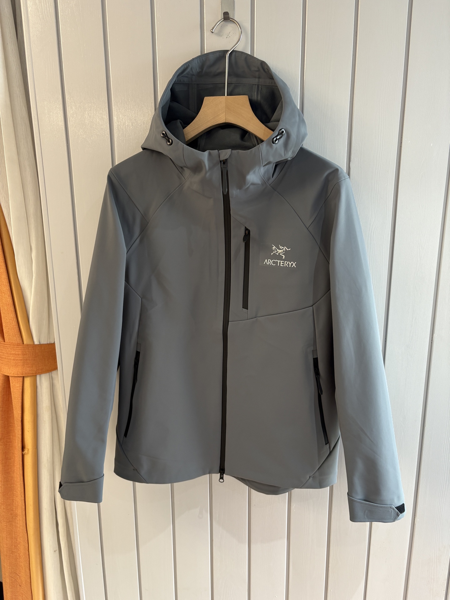 NO:531868,Top-up Beta SL jacket is a high-performance jacket designed for outdoor adventure. It is made of GORE-TEX fabric. It has excellent waterproof and breathable properties to ensure that it remains dry and comfortable in bad weather. Its high-quality design makes it easy to carry and is ideal for long-term hiking and traveling. The new Beta SL color is not only fashionable and eye-catching, but also increases visibility during outdoor activities and improves safety. The unique StormHood hood design provides comprehensive head protection without affecting the field of view. The underarm zipper design enhances breathability and prevents overheating. Whether it is mountaineering, hiking or daily commuting, the Archaeoptera Beta SL Sequoia jacket is an indispensable choice for you. Size M-XXXL, arc'teryx, jackets & coats,hats,alexander wang19860909爆款 顶配 Beta SL冲锋衣是一款专为户外探险设计的高性能外套. 采用GORE-TEX 面料. 具备卓越的防水透气性能,确保在恶劣天气下依然保持干爽舒适. 其高质量设计使其便于携带,非常适合长时间的徒步和旅行. Beta SL新色不仅时尚亮眼,还增加了户外活动中的可见性,提升安全性.独特的 StormHood帽兜设计,提供全面的头部保护,同时不影响视野. 腋下拉链设计增强了透气性,防止过热.无论是登山、徒步还是日常通勤,始祖鸟Beta SL红杉色冲锋衣都是您不可或缺的理想选择. 尺码M-XXXL,arc'teryx,jackets & coats,hats,alexander wang,Men's clothing