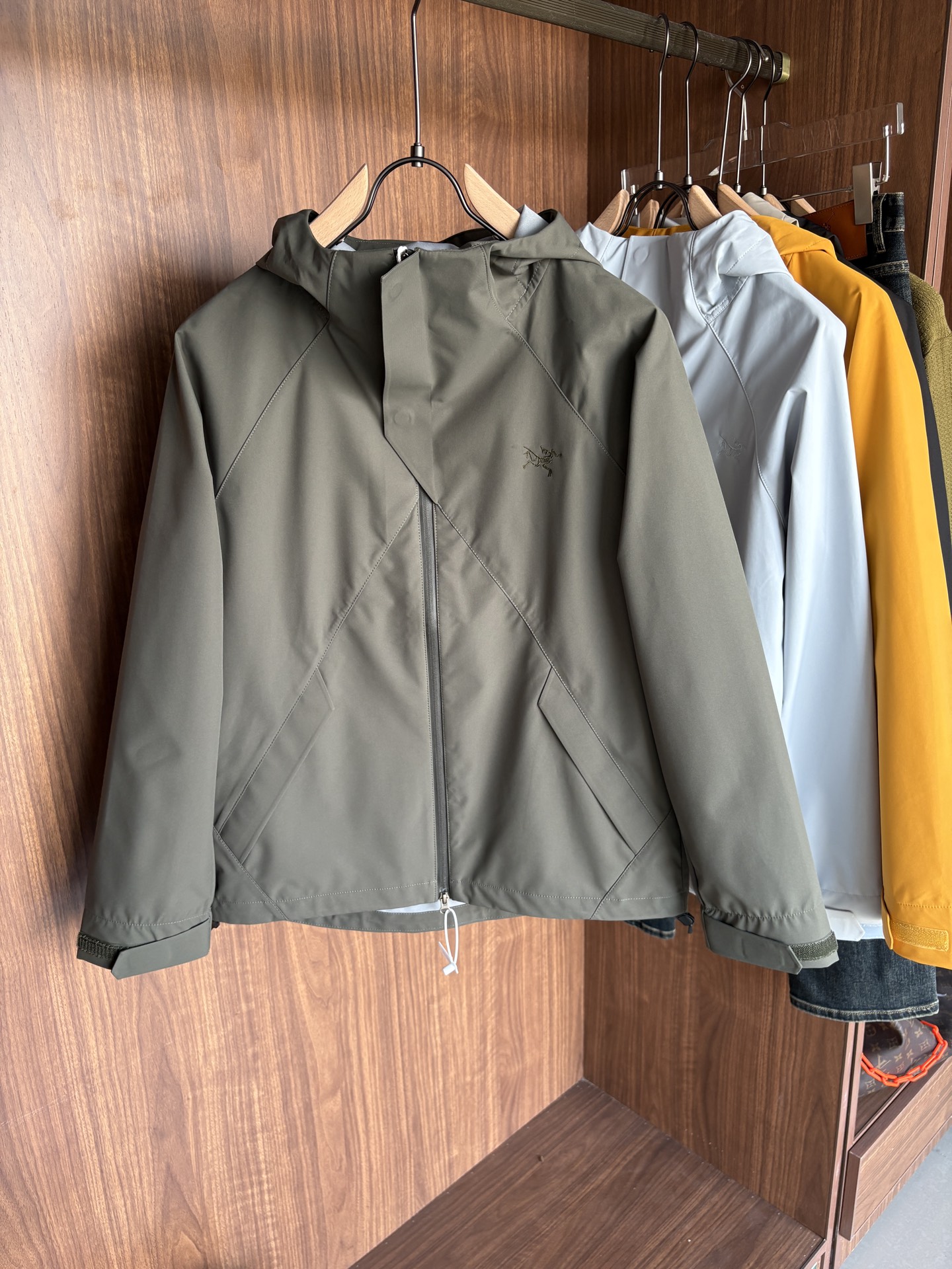 NO:541206,Top-up Beta SL jacket is a high-performance jacket designed for outdoor adventure. It is made of GORE-TEX fabric. It has excellent waterproof and breathable properties to ensure that it remains dry and comfortable in bad weather. Its high-quality design makes it easy to carry and is ideal for long-term hiking and traveling. The new Beta SL color is not only fashionable and eye-catching, but also increases visibility during outdoor activities and improves safety. The unique StormHood hood design provides comprehensive head protection without affecting the field of view. The underarm zipper design enhances breathability and prevents overheating. Whether it is mountaineering, hiking or daily commuting, the Archaeoptera Beta SL Sequoia jacket is an indispensable choice for you. Color black; beige; green; grayish-white; yellow Size M-XXXL,arc'teryx,jackets &  coats, hats, alexander wang19860909爆款 顶配 Beta SL冲锋衣是一款专为户外探险设计的高性能外套. 采用GORE-TEX 面料. 具备卓越的防水透气性能,确保在恶劣天气下依然保持干爽舒适. 其高质量设计使其便于携带,非常适合长时间的徒步和旅行. Beta SL新色不仅时尚亮眼,还增加了户外活动中的可见性,提升安全性.独特的 StormHood帽兜设计,提供全面的头部保护,同时不影响视野. 腋下拉链设计增强了透气性,防止过热.无论是登山、徒步还是日常通勤,始祖鸟Beta SL红杉色冲锋衣都是您不可或缺的理想选择. 颜色黑色；米白；绿色；灰白；黄色 尺码M-XXXL,arc'teryx,jackets & coats,hats,alexander wang,Men's clothing