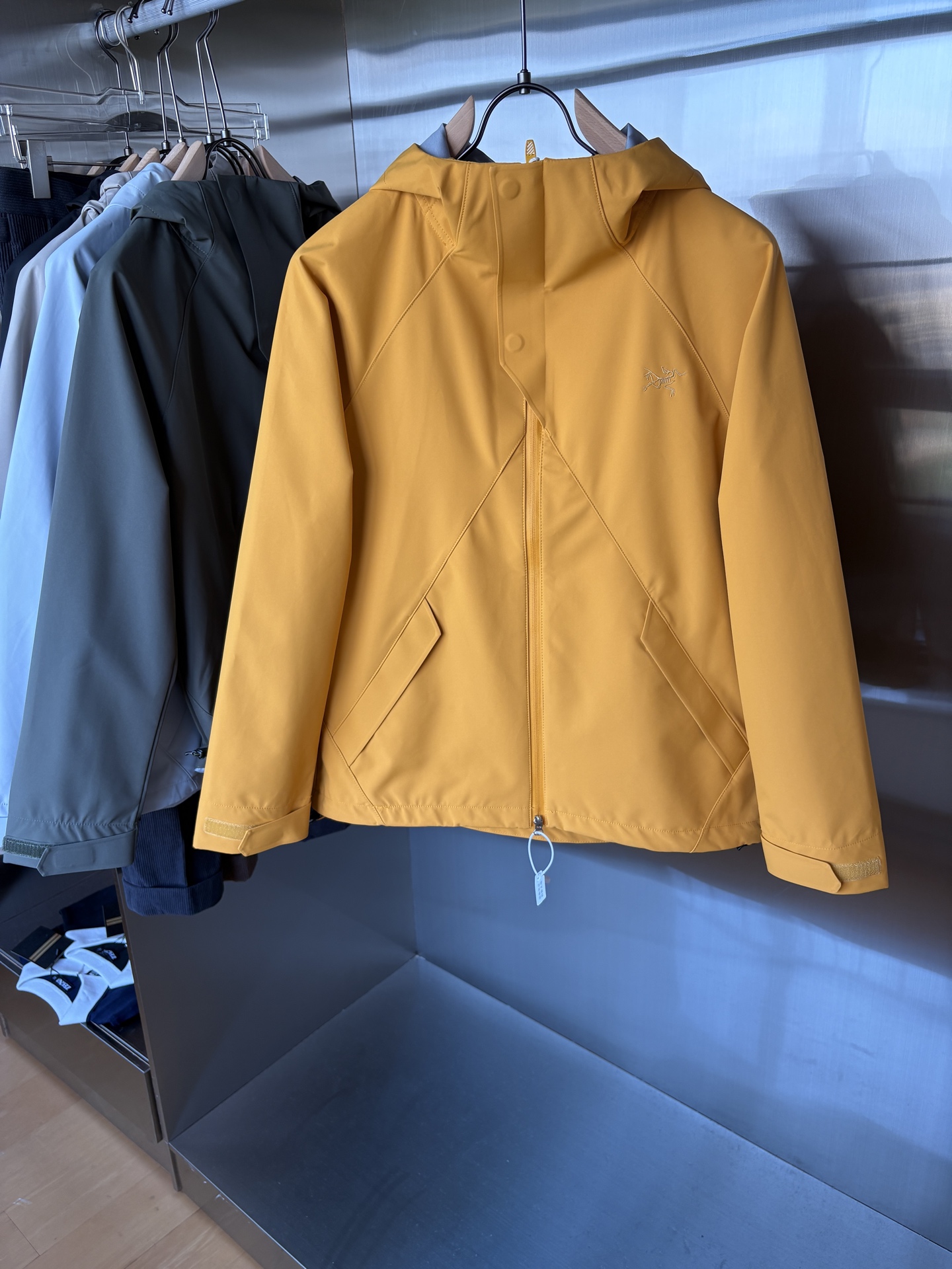 NO:541209,Top-up Beta SL jacket is a high-performance jacket designed for outdoor adventure. It is made of GORE-TEX fabric. It has excellent waterproof and breathable properties to ensure that it remains dry and comfortable in bad weather. Its high-quality design makes it easy to carry and is ideal for long-term hiking and traveling. The new Beta SL color is not only fashionable and eye-catching, but also increases visibility during outdoor activities and improves safety. The unique StormHood hood design provides comprehensive head protection without affecting the field of view. The underarm zipper design enhances breathability and prevents overheating. Whether it is mountaineering, hiking or daily commuting, the Archaeoptera Beta SL Sequoia jacket is an indispensable choice for you. Color black; beige; green; grayish-white; yellow Size M-XXXL,arc'teryx,jackets &  coats, hats, alexander wang19860909爆款 顶配 Beta SL冲锋衣是一款专为户外探险设计的高性能外套. 采用GORE-TEX 面料. 具备卓越的防水透气性能,确保在恶劣天气下依然保持干爽舒适. 其高质量设计使其便于携带,非常适合长时间的徒步和旅行. Beta SL新色不仅时尚亮眼,还增加了户外活动中的可见性,提升安全性.独特的 StormHood帽兜设计,提供全面的头部保护,同时不影响视野. 腋下拉链设计增强了透气性,防止过热.无论是登山、徒步还是日常通勤,始祖鸟Beta SL红杉色冲锋衣都是您不可或缺的理想选择. 颜色黑色；米白；绿色；灰白；黄色 尺码M-XXXL,arc'teryx,jackets & coats,hats,alexander wang,Men's clothing