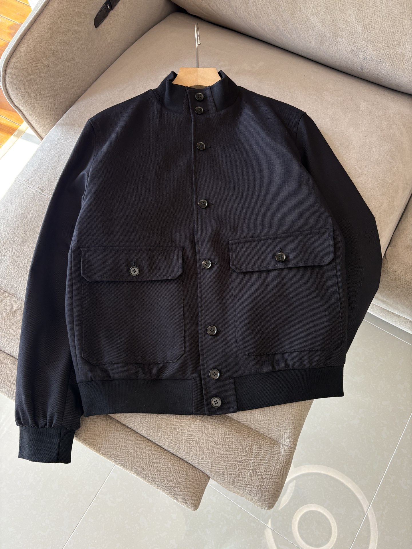 NO:531863,The latest linen jacket for LP counters, specific original linen fabrics, linen gives the jacket excellent wear resistance and wrinkle resistance, ensuring that it can remain crisp and stylish when worn for a long time; allowing you to always stay dry and comfortable when wearing it, and the unique luster and feel of the fabric make it more luxurious and textured. In addition to high-quality fabrics, this jacket has also put a lot of effort into the design. The lapel neck loop design is elegant and generous without losing practicality; the perfect combination of magnetic buckle and metal zipper makes every outfit a show of taste; the cuff slit and folding design increases the flexibility of the jacket, allowing you to enjoy fashion while feeling the considerate warmth; the wide hem design makes the jacket more fitting, and can be easily controlled in casual or business occasions!  Color white; black Number of code M-3XL (48-56), loro piano, jackets & coats, jackets & coats, alexander wang19860909LP专柜最新款麻料夹克外套,特定原版麻料面料,麻料赋予夹克优良的耐磨性和抗皱性,确保长时间穿着仍能保持挺括有型；让您在穿着时始终保持干爽舒适,面料独特的光泽和手感,使其更加奢华有质感,除了优质的面料,这款夹克在设计上也下足了功夫.翻领领袢设计,优雅大方又不失实用性；磁吸扣与金属拉链的完美结合,让每一次穿搭都成为品味的展现；袖口开衩与收折设计,增加了夹克的灵活性,让您在享受时尚的同时也能感受到贴心的温暖；宽下摆设计则让夹克更加贴合身形,无论休闲还是商务场合都能轻松驾驭！ 颜色白色；黑色 码数M-3XL（48-56）,,loro piana,jackets & coats,jackets & coats,alexander wang,Men's clothing