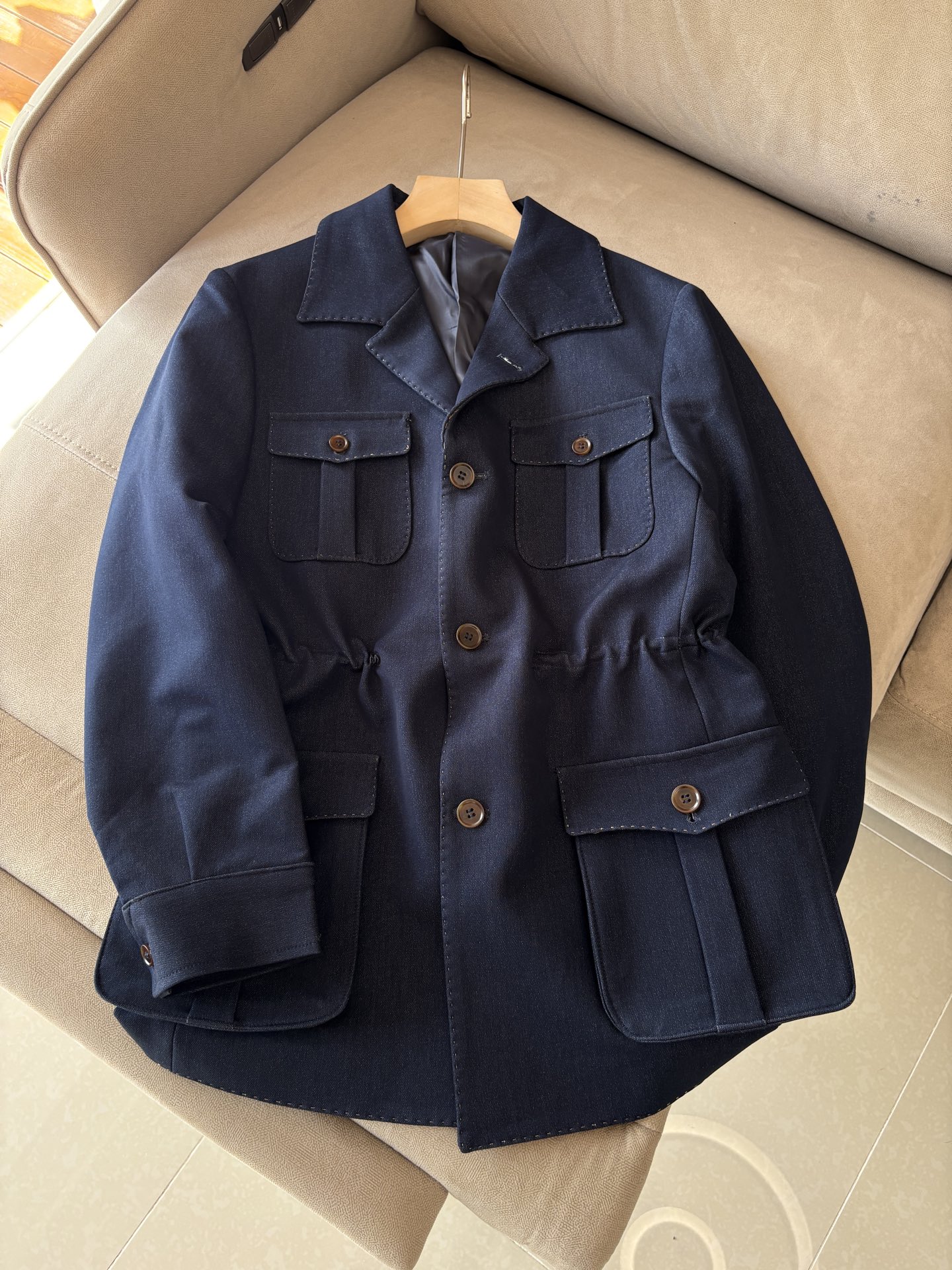 NO:550765,L, P counter's latest Italian old money style~comfortable and breathable jackets, top quality products from the channel, very high-end business casual style, Italian old money style LP family new autumn and winter style, zipper stand collar linen jacket, suitable for commuting and leisure,  It can be easily concave, and the stand-up collar design makes it more urban elite style. The zipper pockets are inserted obliquely on the side, which is beautiful and practical. The customized high-woven vertical stripes and high-density cupro fiber lining are close-fitting, smooth and delicate. Customized original hardware zippers and labels are provided to highlight the quality control quality of high-end luxury channels through details!  Size 48-56 (M-3XL),,loro piana,jackets & coats,jackets & coats,alexander wang19860909L,P专柜最新款意式老钱风~舒适透气夹克外套,渠道顶级牛货,很高级的商务休闲风,意式老钱风LP家族秋冬新款,拉链立领亚麻外套,可通勤休闲的一款, 可轻松凹造型,立领的设计示,更显都市精英风范,侧面斜插拉链口袋,美观又实用,定制高织竖条纹高密铜氨纤维衬里,贴身爽滑细腻,客供定制原厂五金拉链,标唛,透过细节彰显出高奢渠道品控质感！ 码数48-56（M-3XL),,loro piana,jackets & coats,jackets & coats,alexander wang,Men's clothing