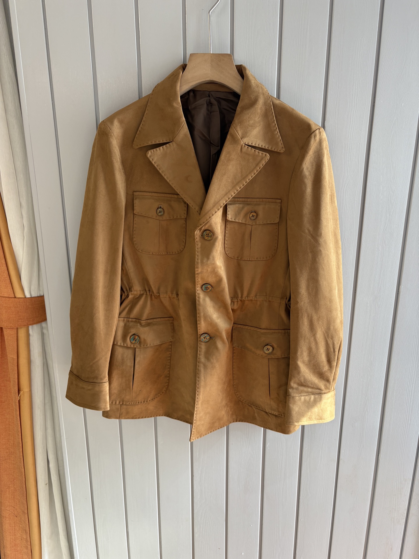 NO:570866,L, P counter's latest Italian old money style ~ comfortable and breathable hunting jacket, top quality products from the channel, very high-end business casual style, Italian old money style LP family new autumn and winter style, zipper stand collar linen jacket, suitable for commuting and leisure,  The placket zipper adopts the design of double zipper pullers, which can be easily recessed. The design of the stand-up collar makes it more urban elite style. The zipper pockets are inserted diagonally on the side, which is beautiful and practical. The customized high-woven vertical stripes and high-density cupro fiber lining are close-fitting, smooth and delicate. Customized original hardware zippers and labels are provided to highlight the quality control of high-luxury channels through details!  Size 48-56 (M-3XL),,loro piana,jackets & coats,jackets & coats,alexander wang19860909L,P专柜最新款意式老钱风~舒适透气猎装夹克外套,渠道顶级牛货,很高级的商务休闲风,意式老钱风LP家族秋冬新款,拉链立领亚麻外套,可通勤休闲的一款, 襟拉链采用双拉链头的设计,可轻松凹造型,立领的设计示,更显都市精英风范,侧面斜插拉链口袋,美观又实用,定制高织竖条纹高密铜氨纤维衬里,贴身爽滑细腻,客供定制原厂五金拉链,标唛,透过细节彰显出高奢渠道品控质感！ 码数48-56（M-3XL),,loro piana,jackets & coats,jackets & coats,alexander wang,Men's clothing